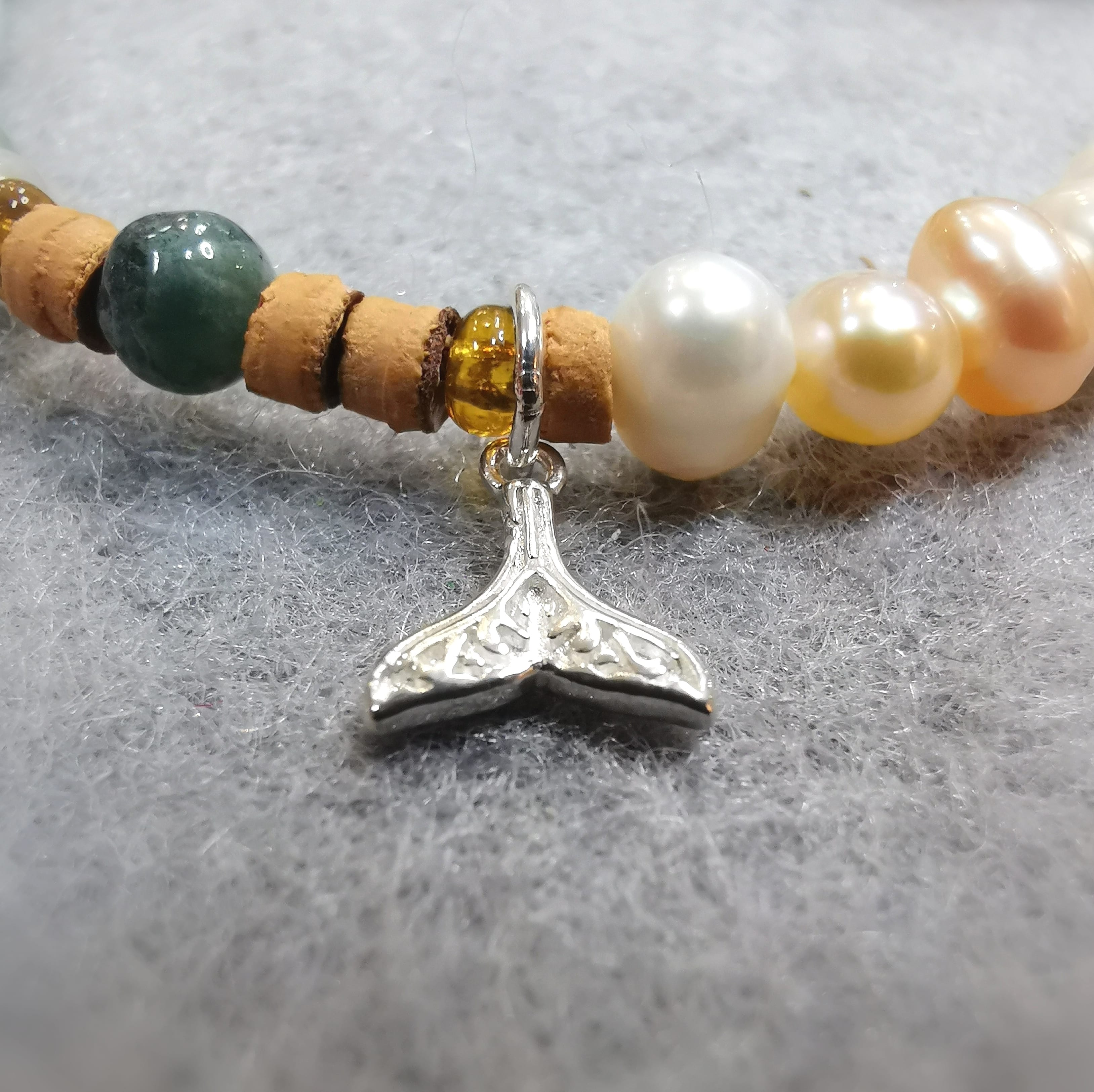 🌊 Aquamarin & Perle Karma Edelstein Armband – Walflossen-Talisman für Herz & Intuition