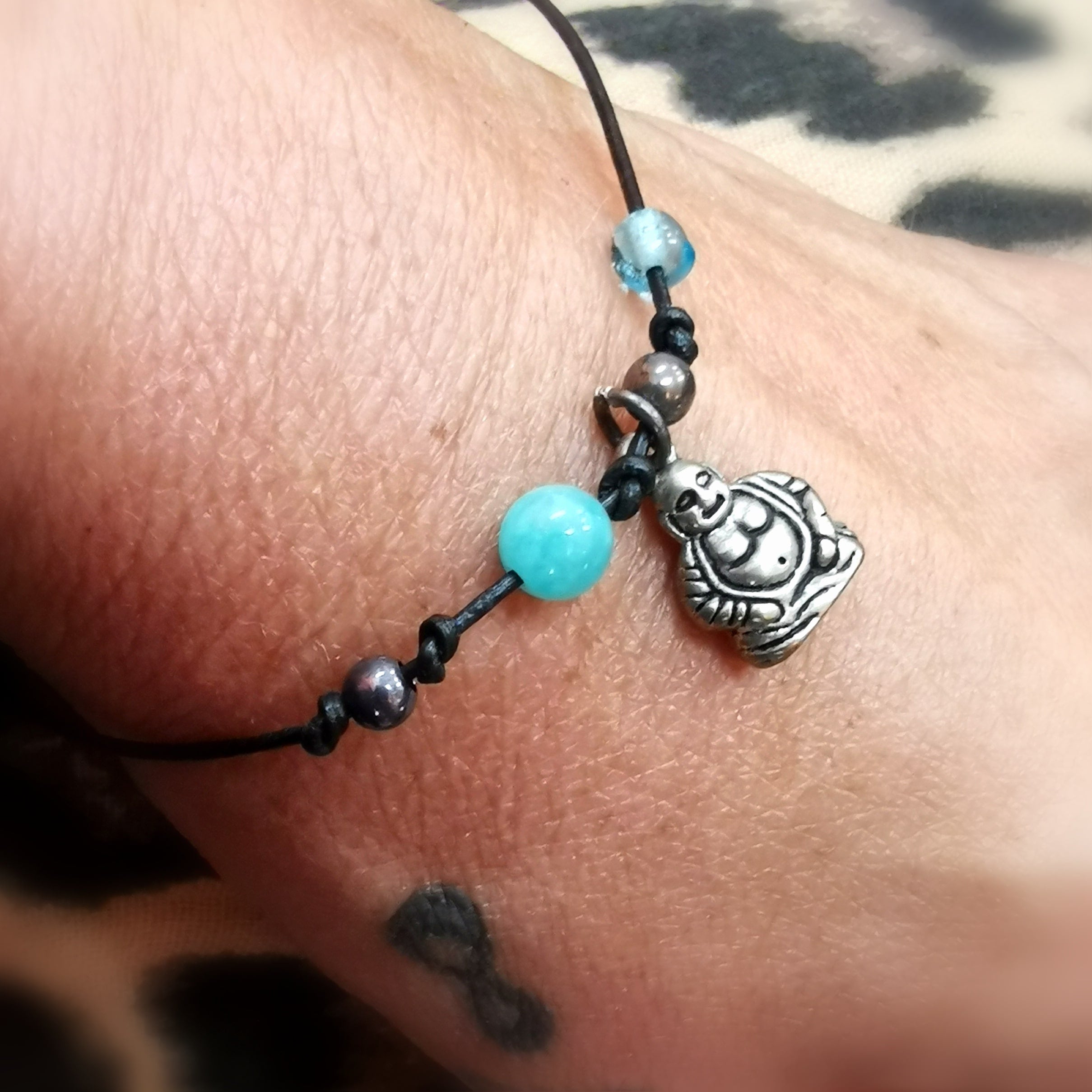 🌀 Amazonit Leder Armband mit Budai – geweiht für Balance & spirituelle Klarheit
