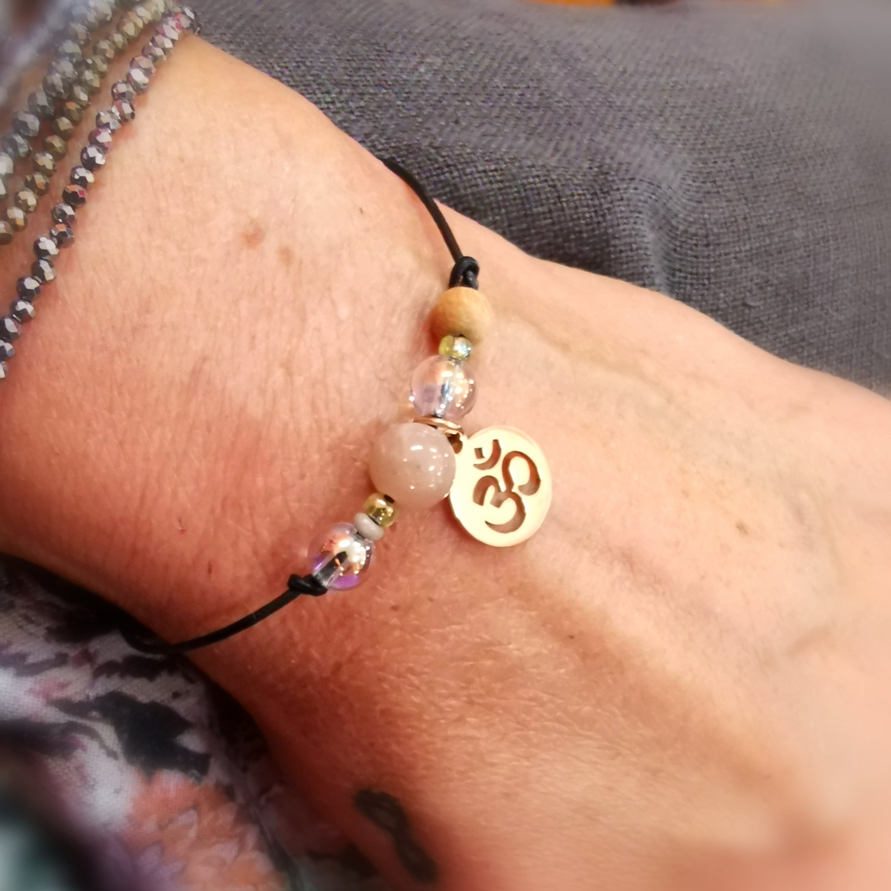 Sé Libre – Pulsera OM con Aura de Ángel, Piedra Lunar y Sándalo – consagrada para la libertad interior, el amor y la armonía