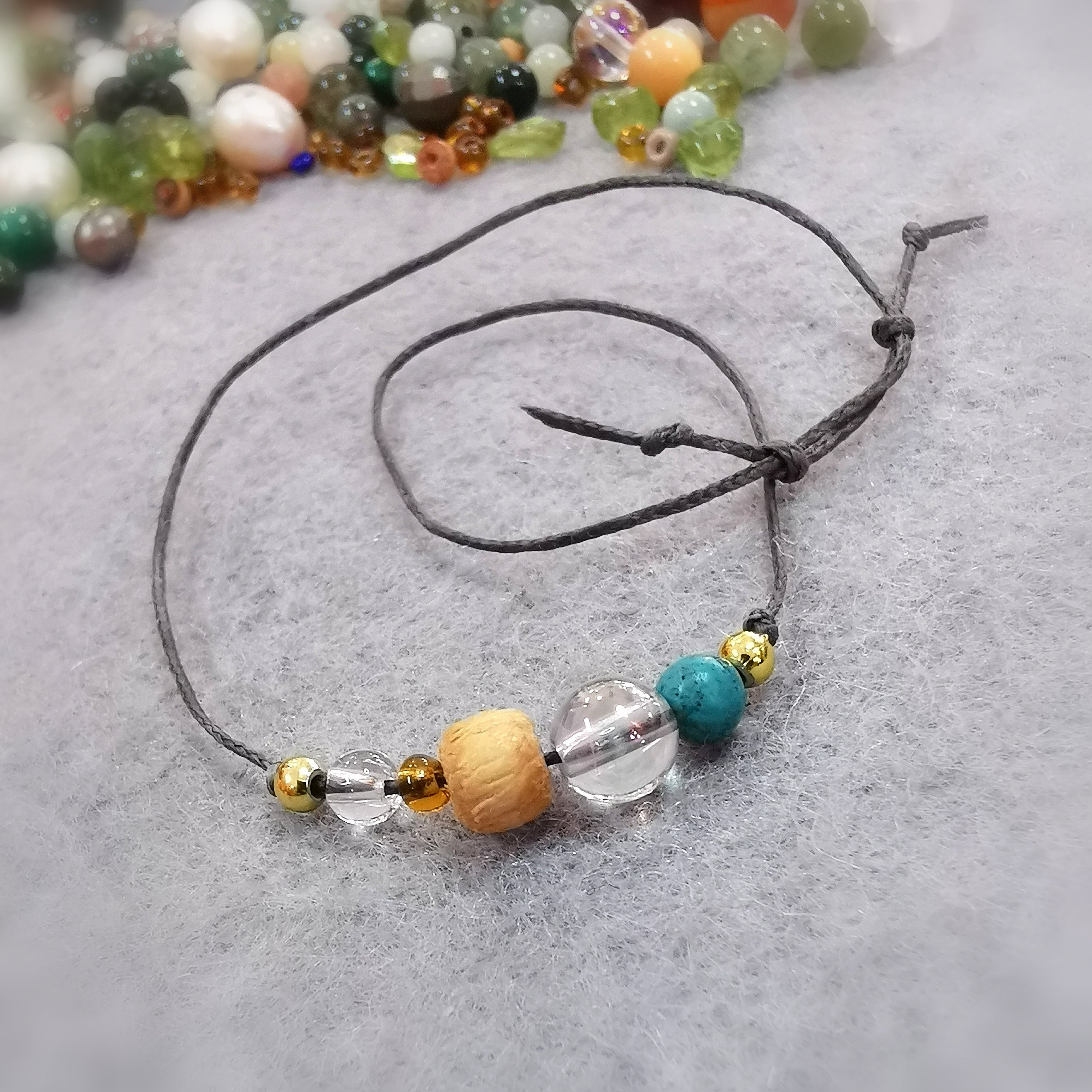 🤝 Freundschaft – Edelstein & Sandelholz Karma Armband – geweiht für Verbundenheit, Harmonie & Achtsamkeit