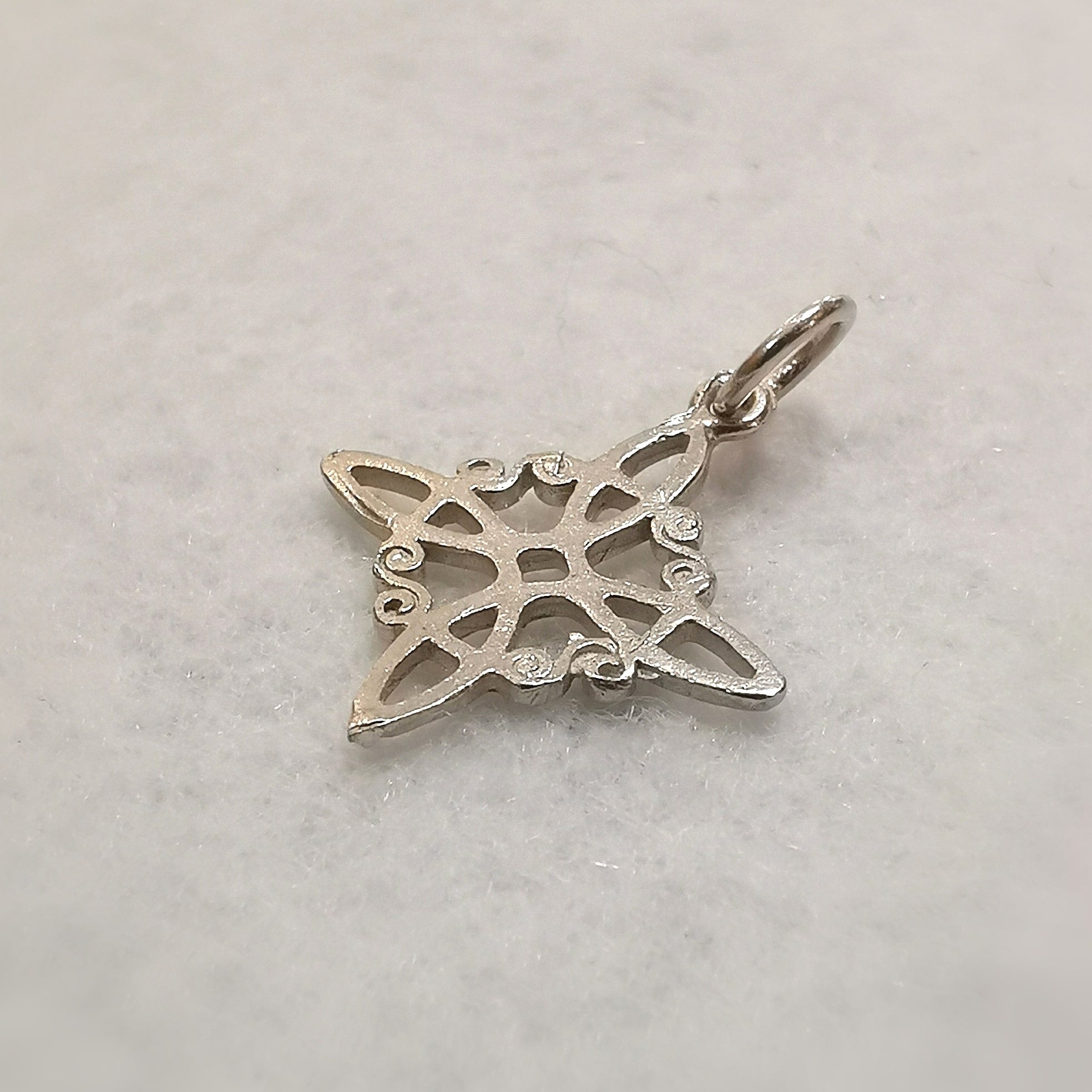 🪄 kleiner Hexenknoten Anhänger Sterlingsilber – Schutz, Weiblichkeit & altes Wissen