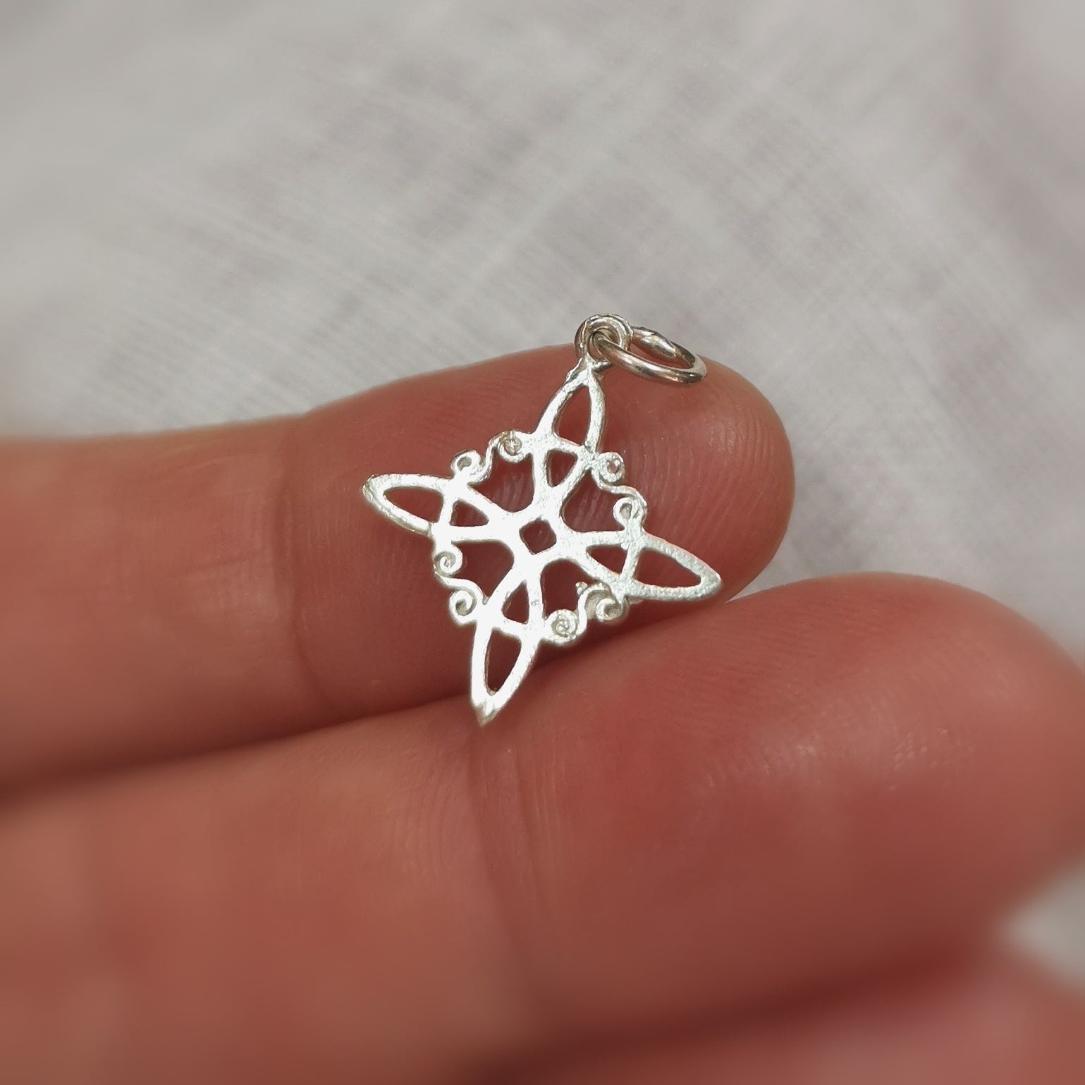 🪄 kleiner Hexenknoten Anhänger Sterlingsilber – Schutz, Weiblichkeit & altes Wissen