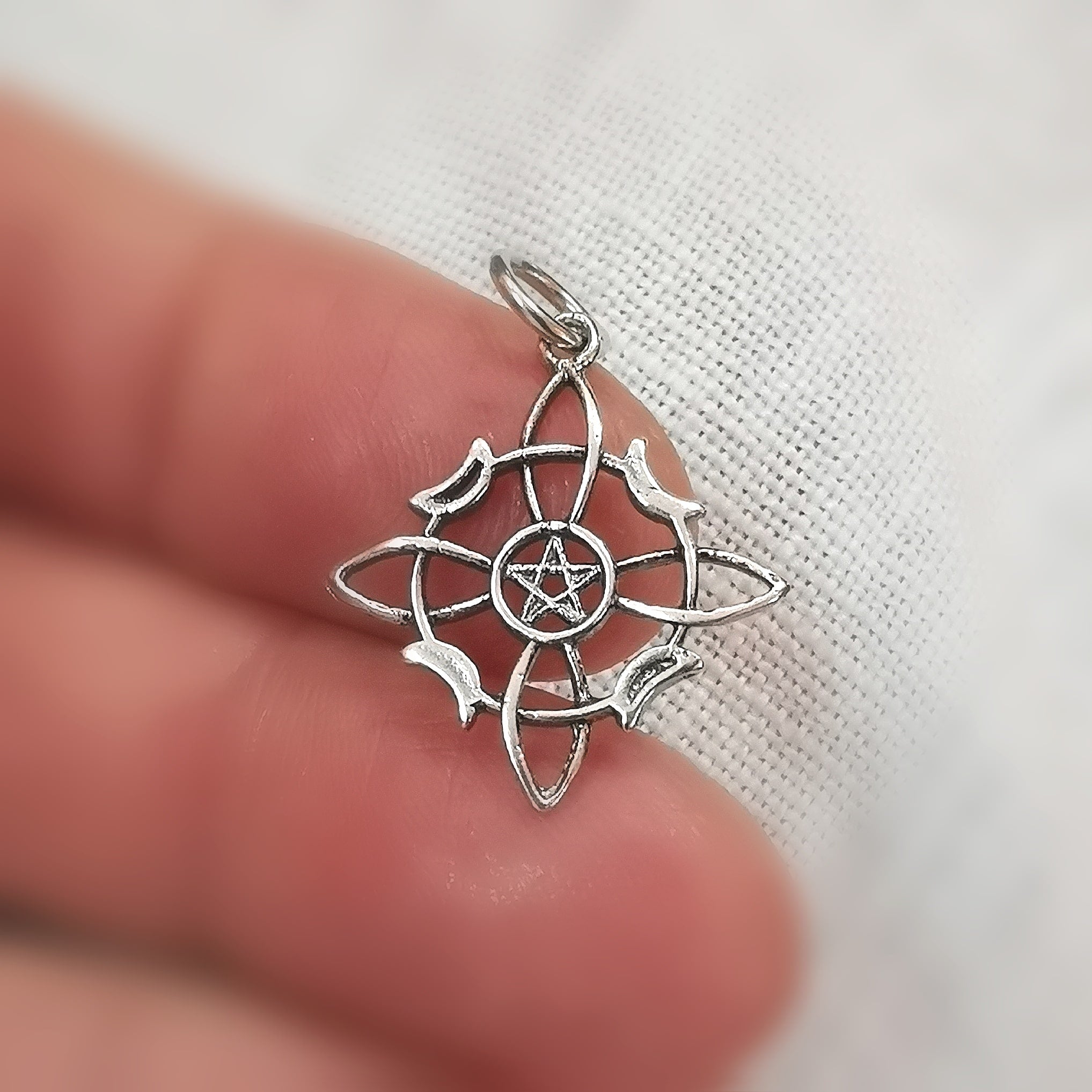🪄 Hexenknoten Neumond Anhänger aus Sterlingsilber – Schutz, Weiblichkeit & altes Wissen