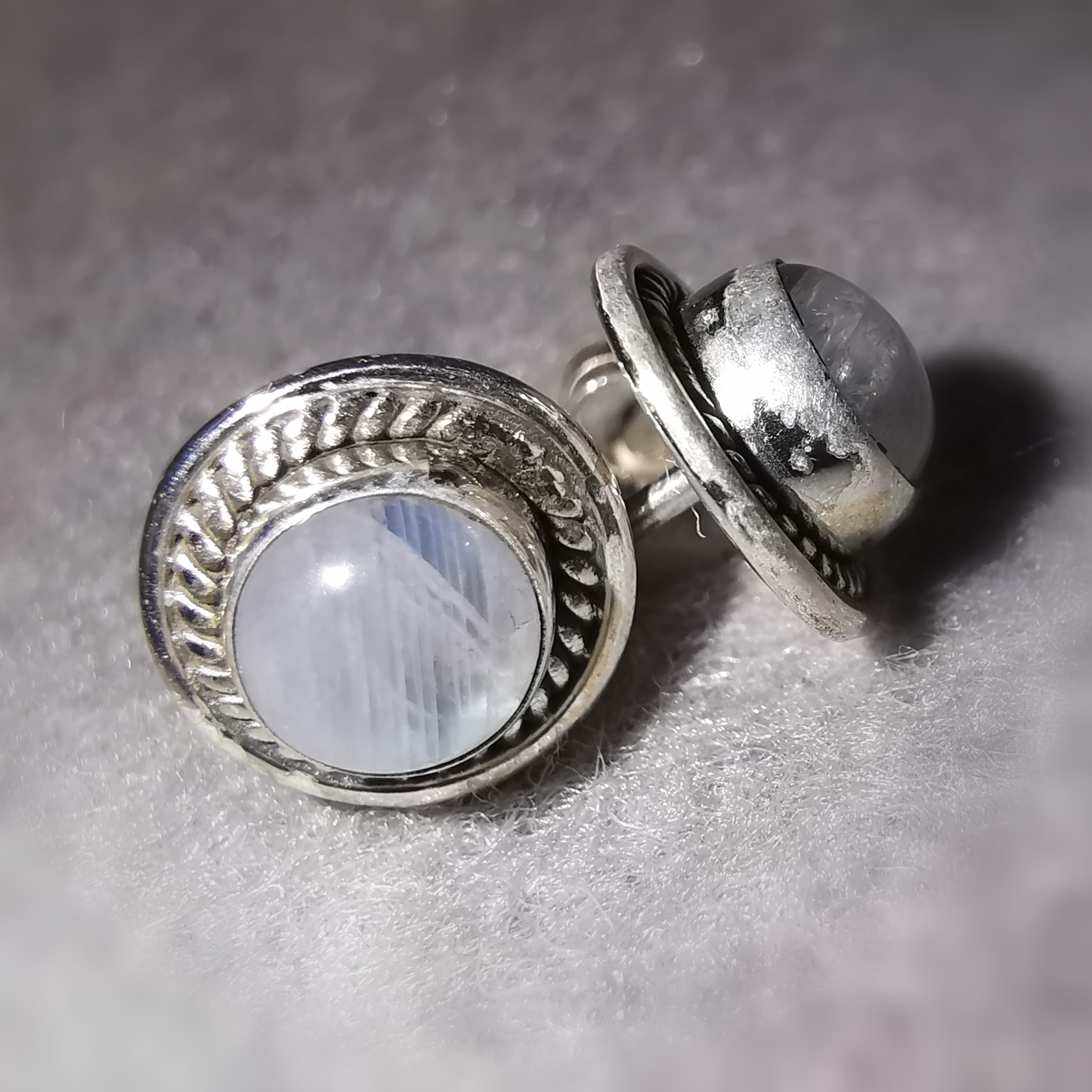 Regenbogen-Mondstein Edelstein Ohrstecker – Ohrringe geweiht für Lebenslust, Intuition & gelebte Weiblichkeit