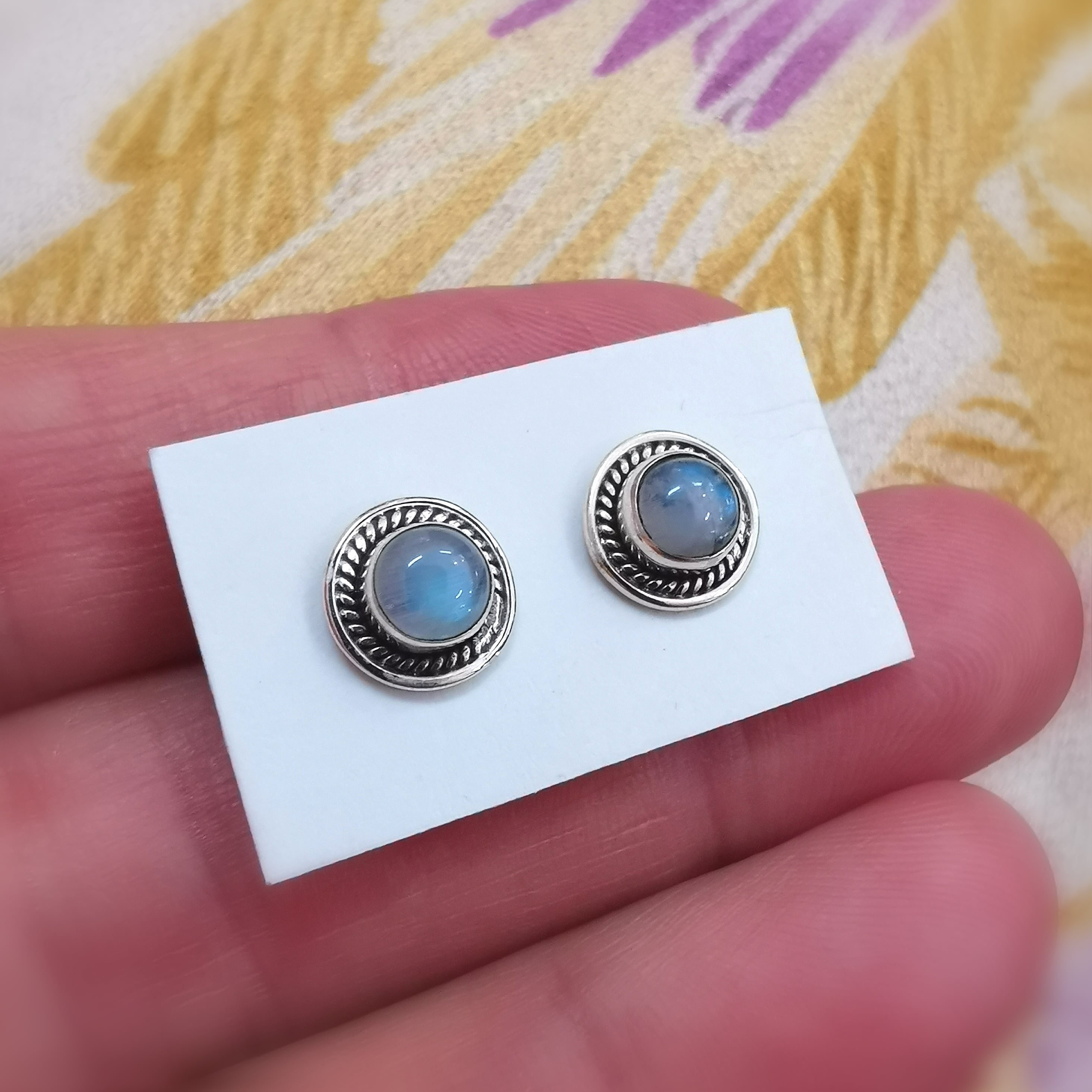 Regenbogen-Mondstein Edelstein Ohrstecker – Ohrringe geweiht für Lebenslust, Intuition & gelebte Weiblichkeit