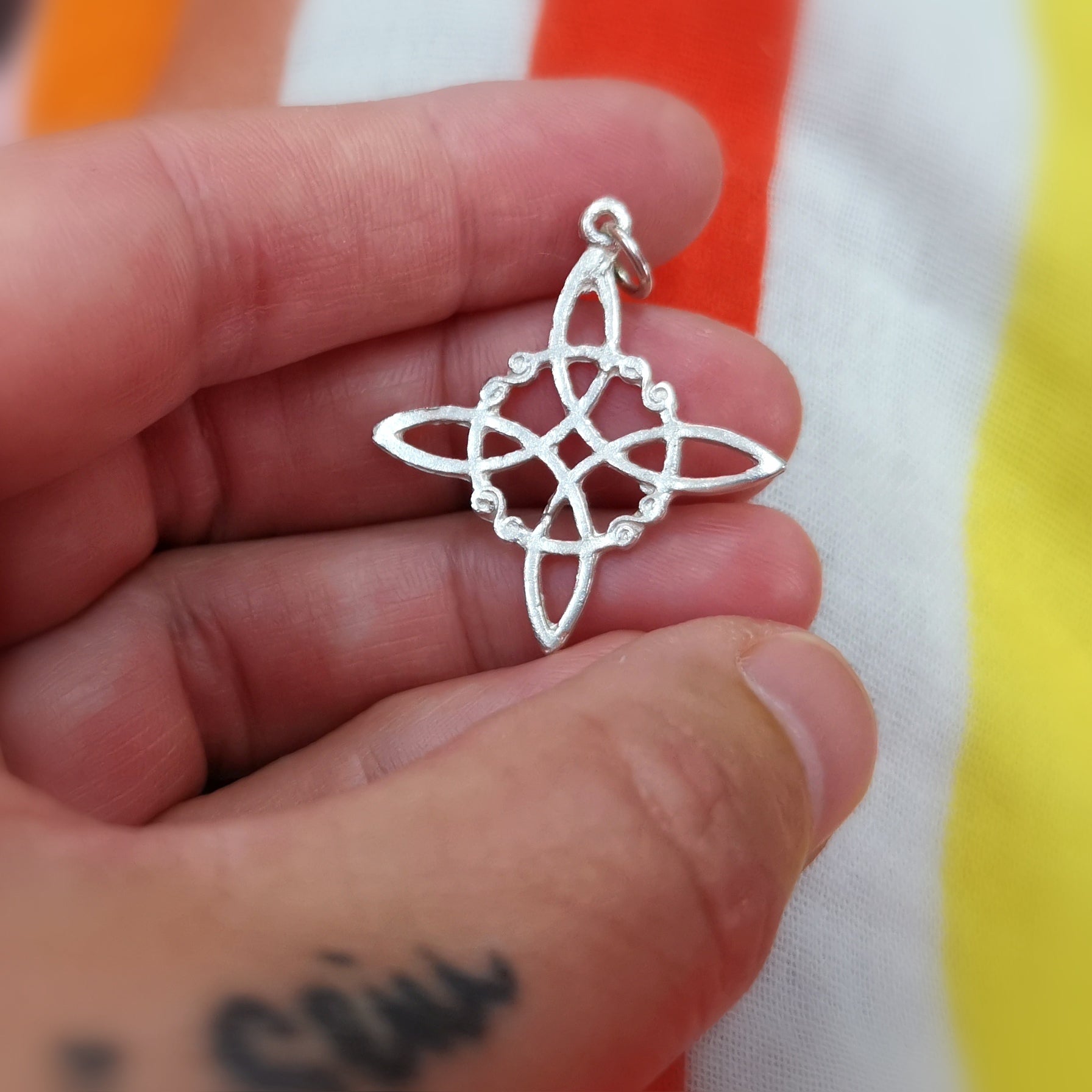 🪄 Hexenknoten Karma Anhänger Sterlingsilber – Schutz, Weiblichkeit & altes Wissen
