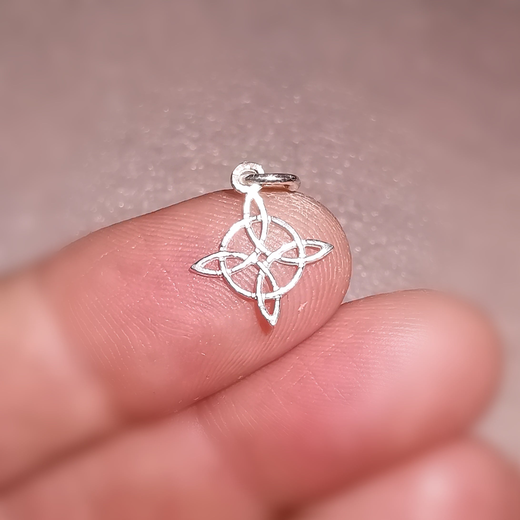 🪄 Hexenknoten Mini Anhänger Sterlingsilber – Schutz, Weiblichkeit & altes Wissen