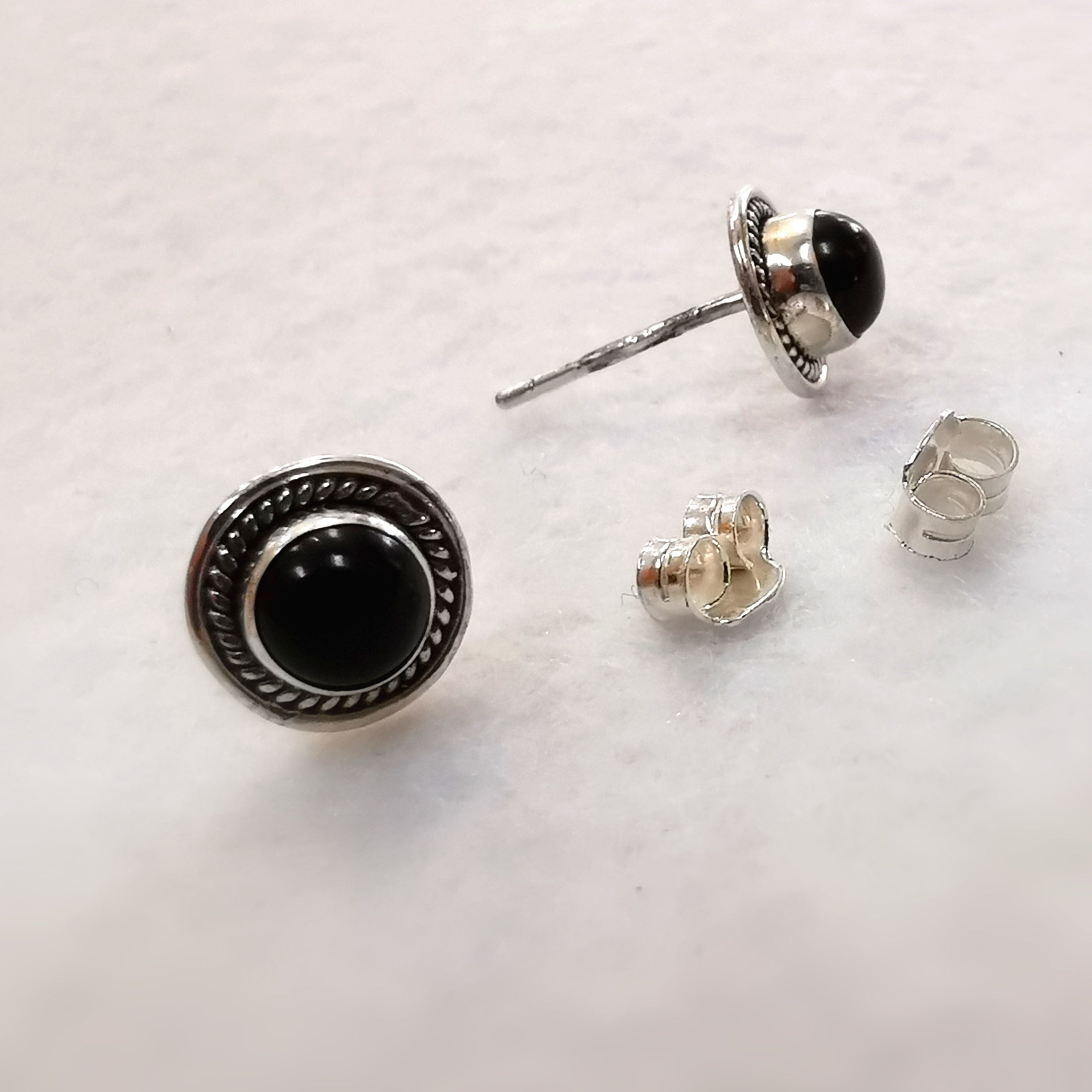Onyx Sterlingsilber Edelstein Ohrstecker Ohrringe Knöpfe – im Schutz & in der Kraft