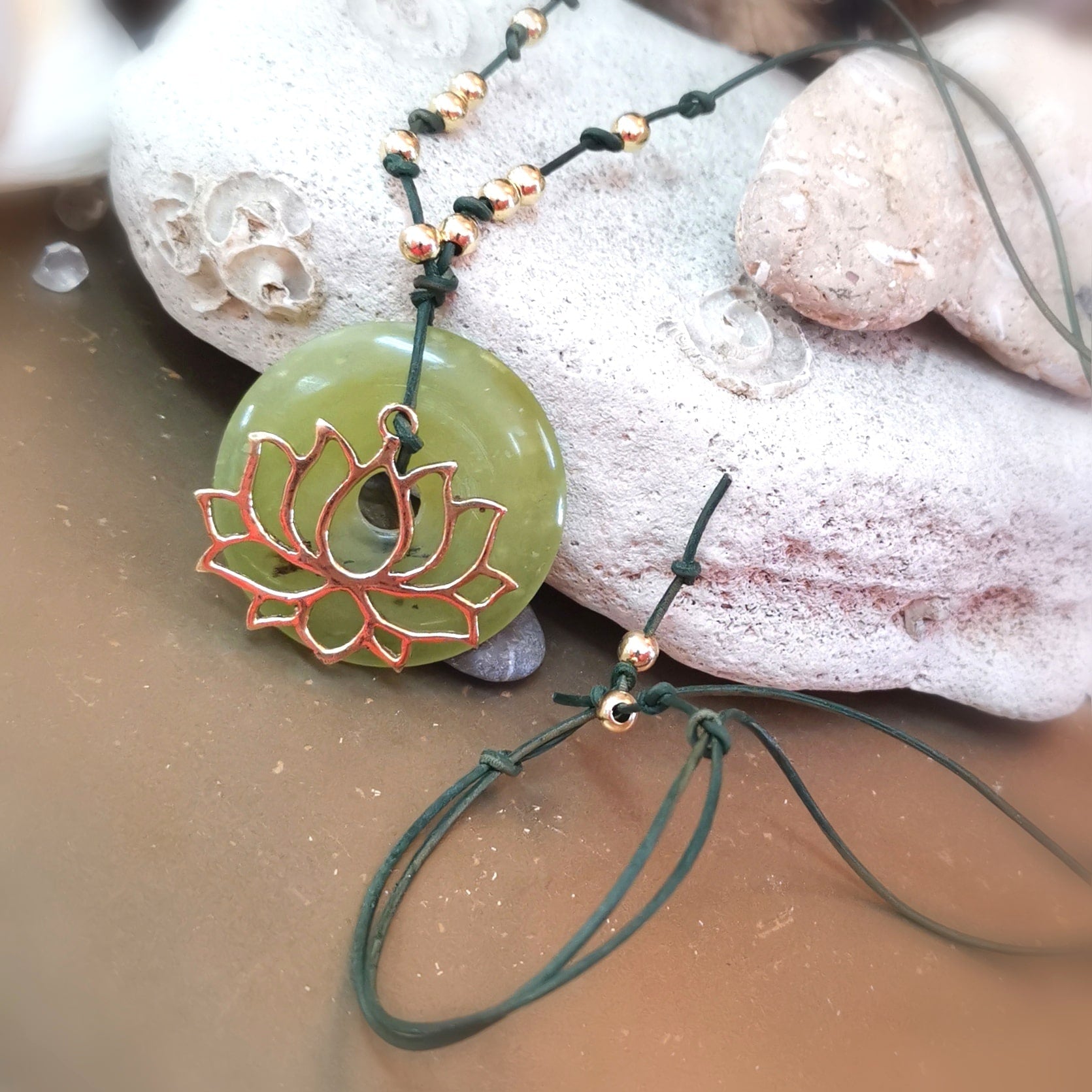 Jade Lotus Leder Kette, Edelstein Donut Lebenskreis Charm – geweiht für Harmonie & Herzöffnung