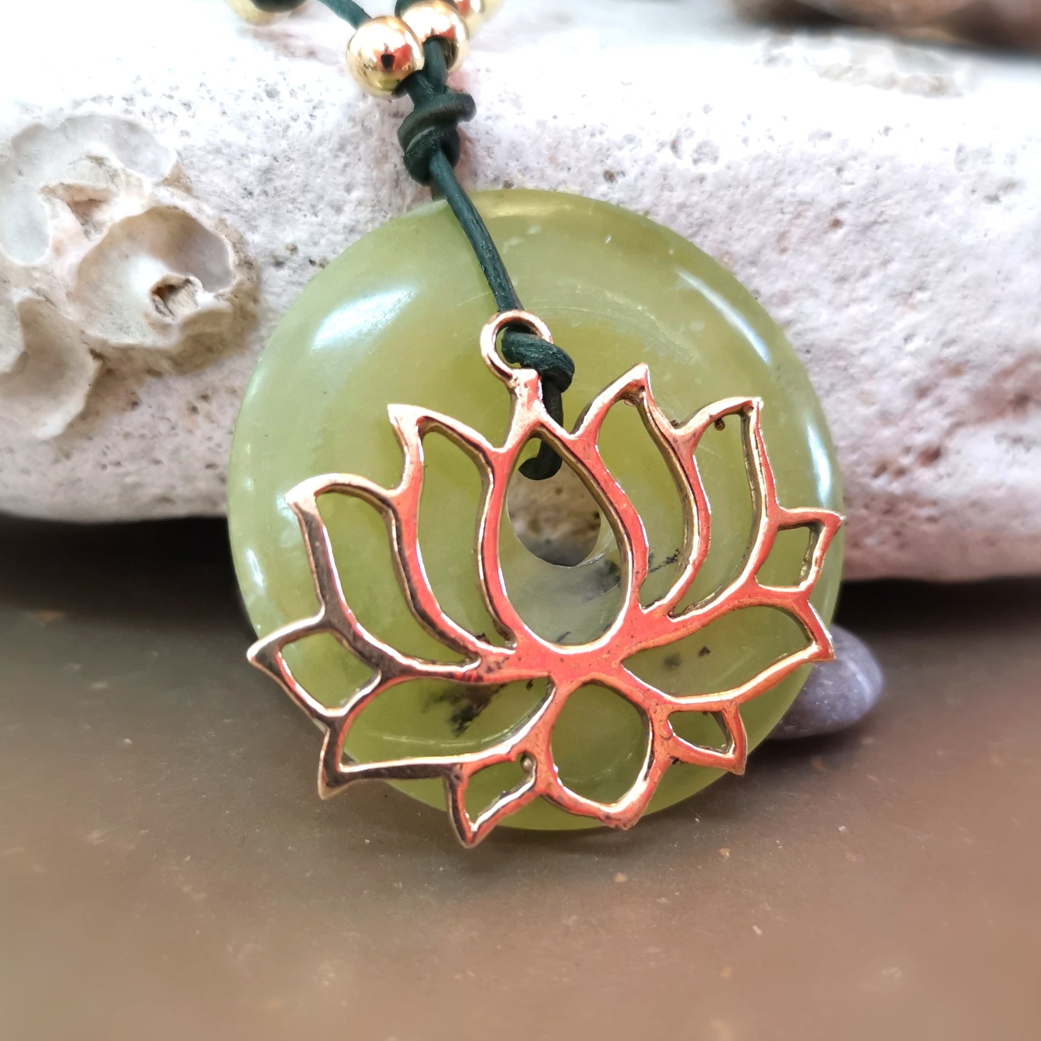 Jade Lotus Leder Kette, Edelstein Donut Lebenskreis Charm – geweiht für Harmonie & Herzöffnung