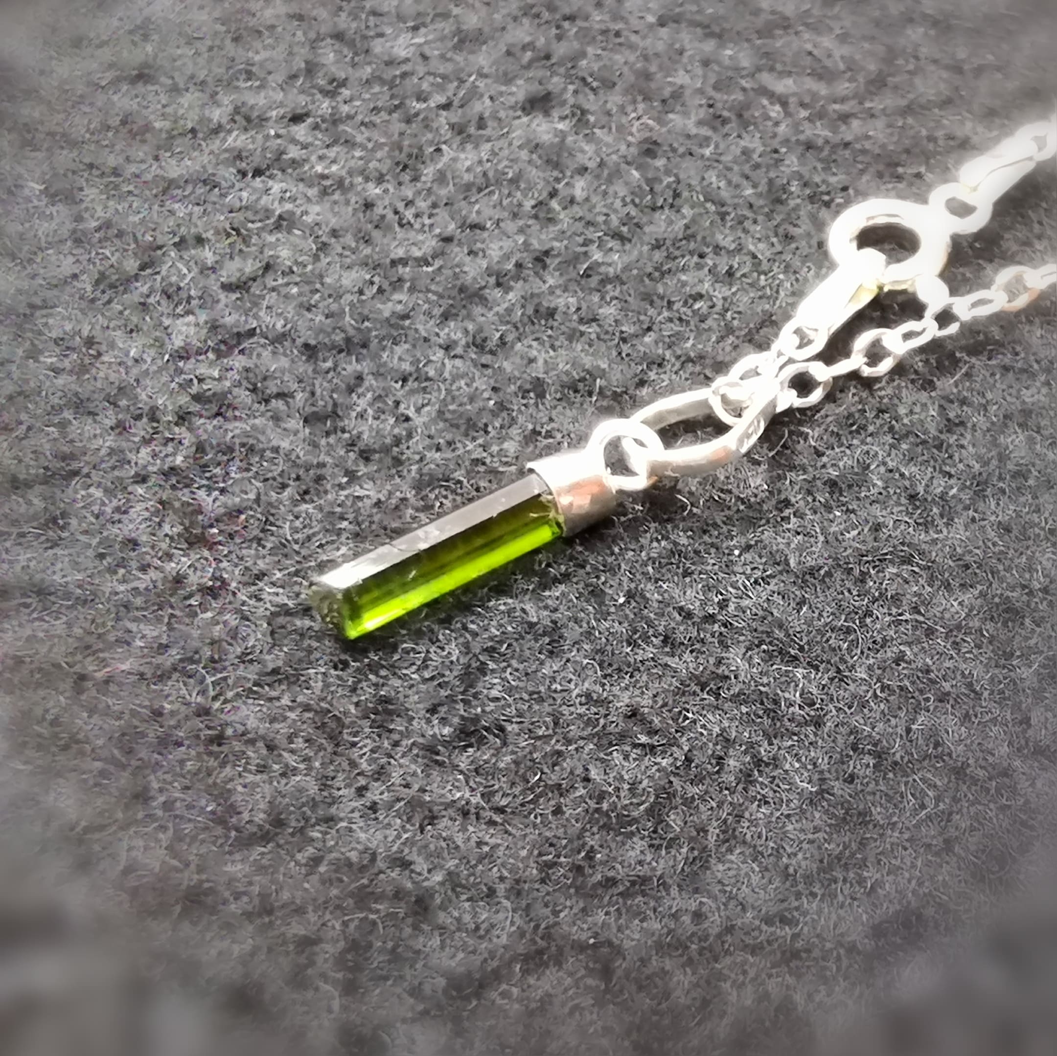 Grüner Turmalin Natur-Stift Edelstein Karma Kette – liebevoll im Schutz