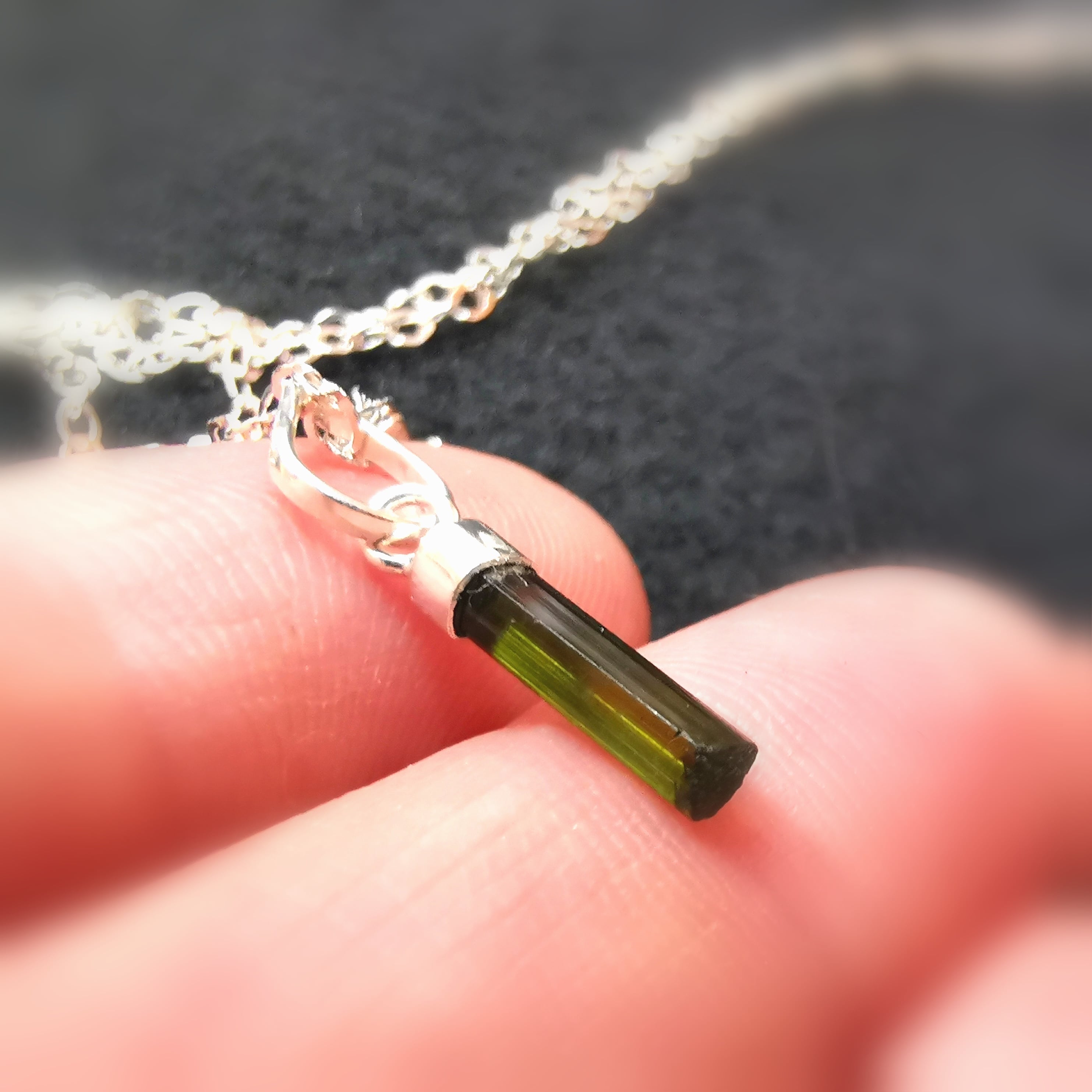 Grüner Turmalin Natur-Stift Edelstein Karma Kette – liebevoll im Schutz