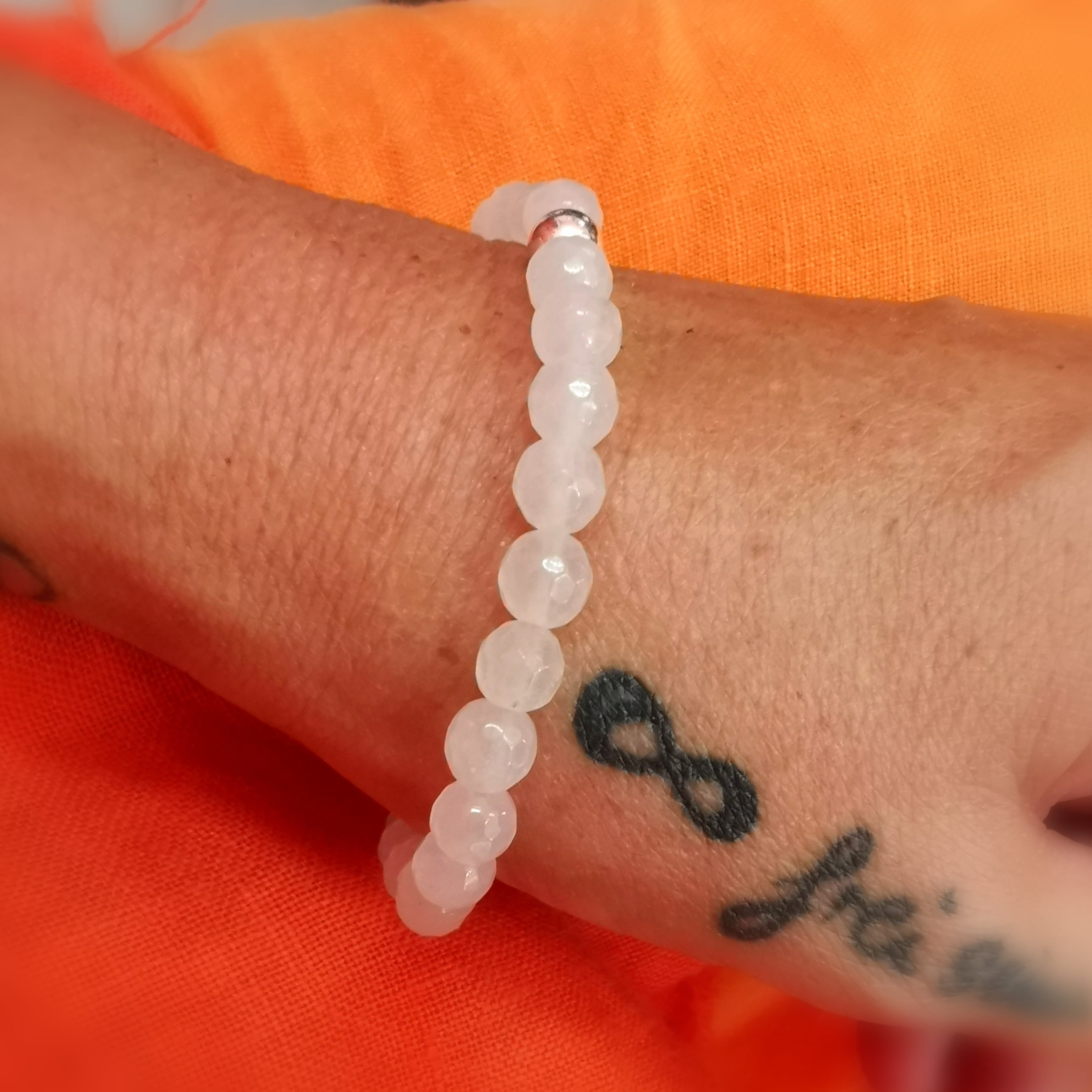 🤍 Weiße Jade Edelstein Armband – geweiht für Gelassenheit, innere Ruhe & Schutz
