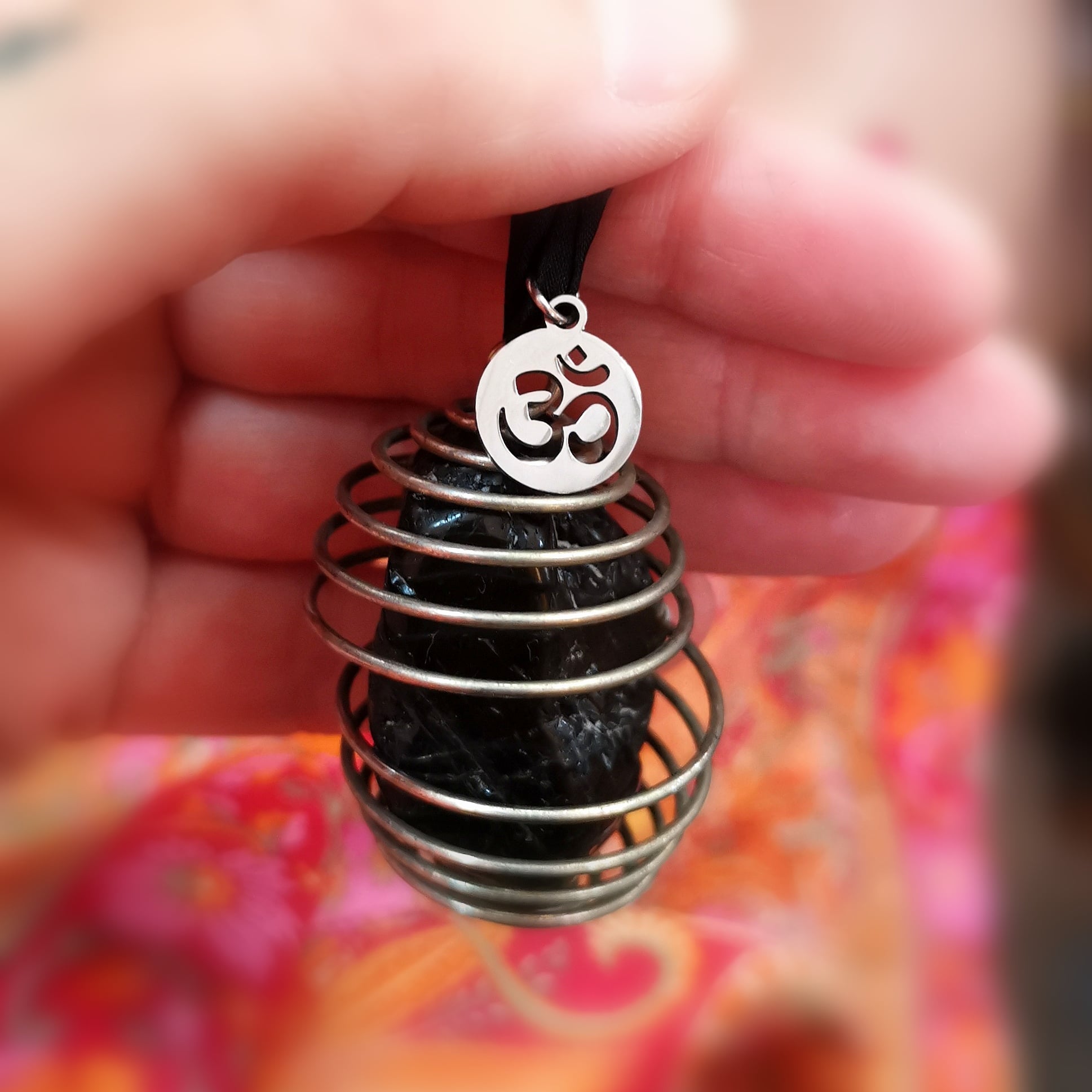 🕉️ Turmalin Spirale XL & OM Kette – dein Talisman für Erdung, Schutz & innere Stärke