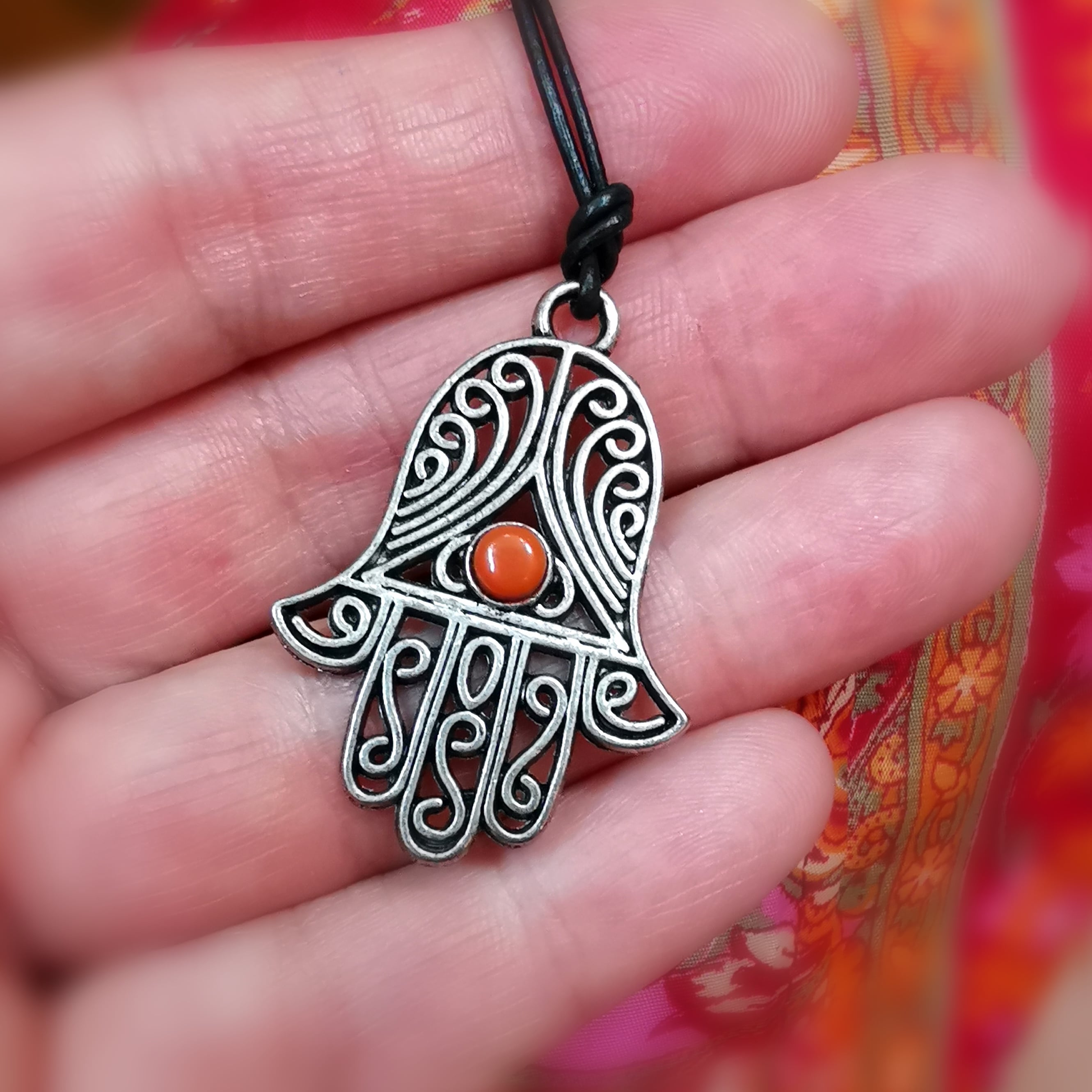 🪬 Fatimas Hand & Bambuskoralle – Schutzsymbol Kette aus Messing & Leder