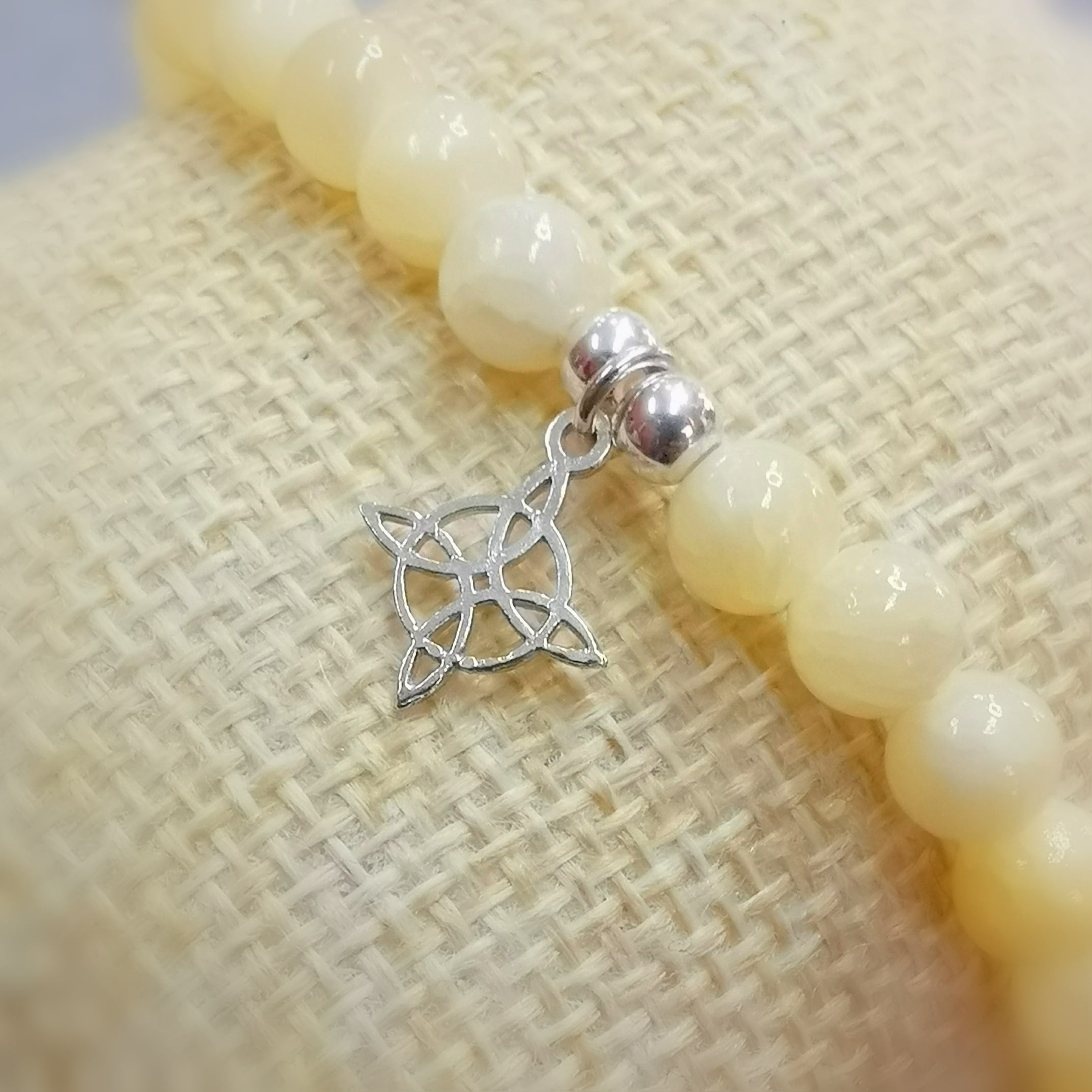 Orangencalcit Hexenknoten Karma Edelstein Armband – Lebensfreude & inneres Licht