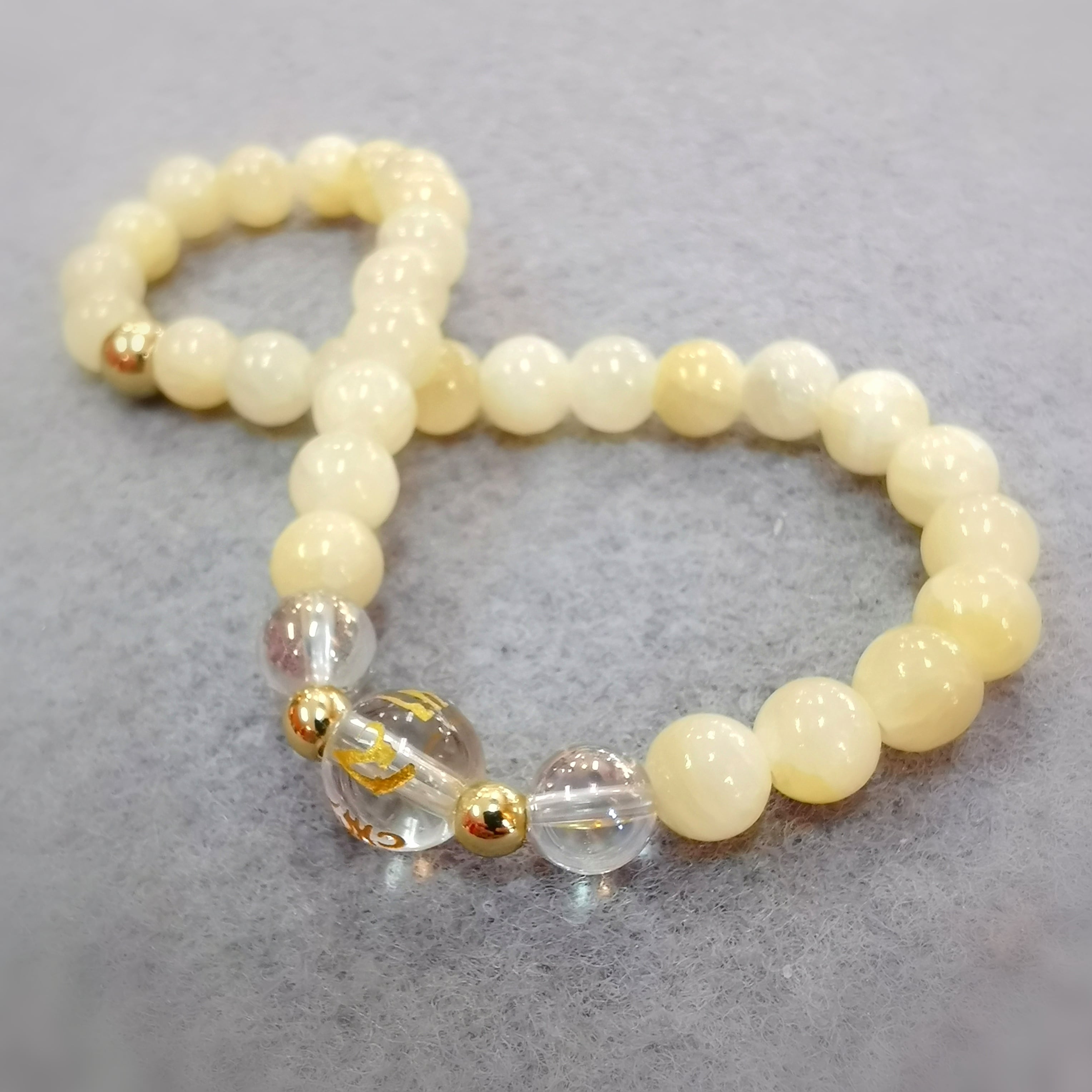 Heilstein-Armband für das Solarplexus-Chakra – für Vertrauen, Klarheit & die spirituelle Kraft des Mitgefühls
💫 Details & Design
• Heilstein: Orangencalcit (AA Qualität), 6 mm Perlen
• Mantra-Perle aus Glas mit „Om Mani Padme Hum“ Gravur
• Armbandgröße: ca. 19 cm, elastisch & angenehm tragbar
• handgefertigtes Unikat – samaki originals Mallorca
🙌 samaki Affirmation
„Ich trage das Licht der Freude in mir – und lasse es kraftvoll leuchten.“
🌀 Wirkung Edelstein – Orangencalcit
Orangencalcit schenkt dir h
