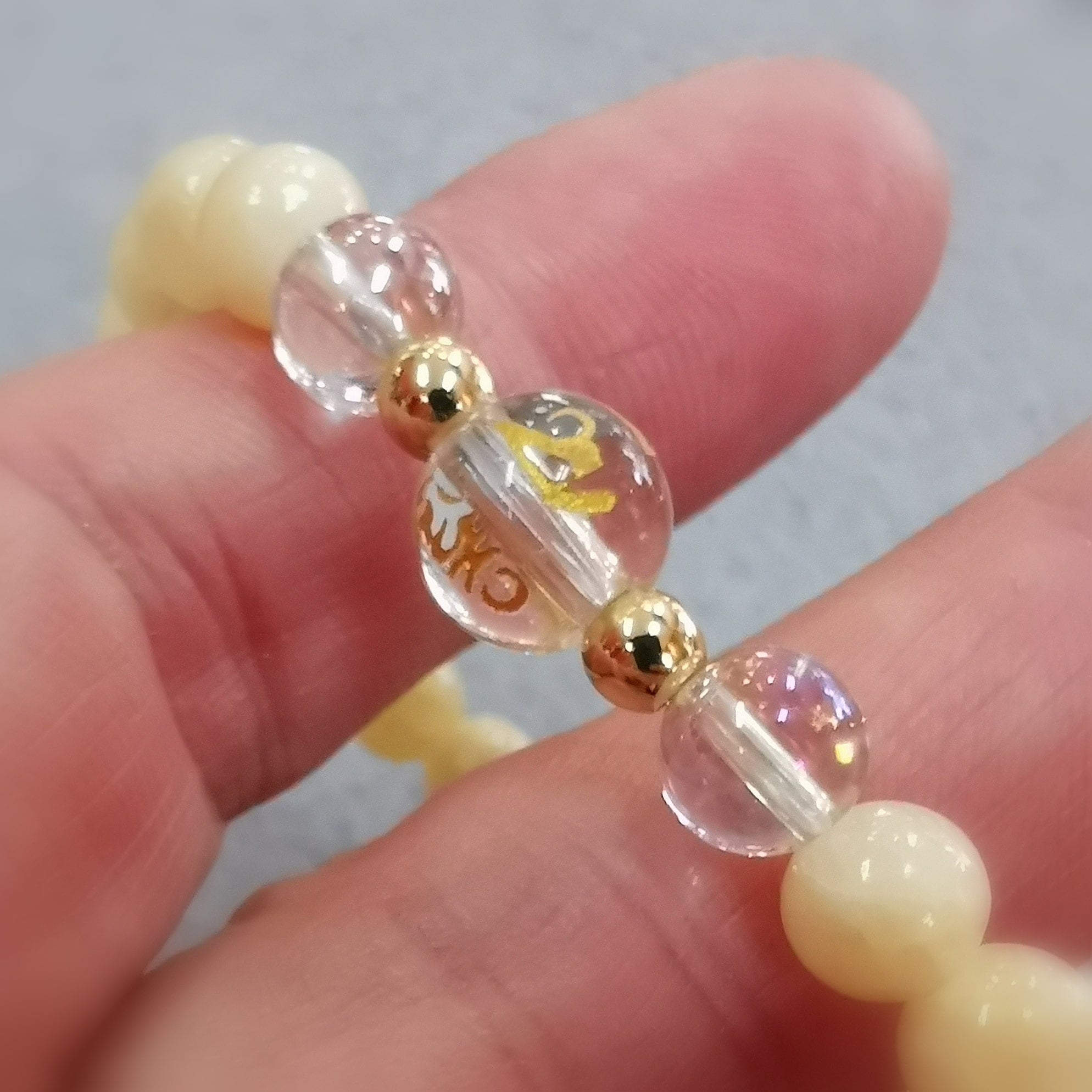 Orangencalcit Armband mit „Om Mani Padme Hum“ Glasperle – Licht, Mitgefühl & innere Mitte