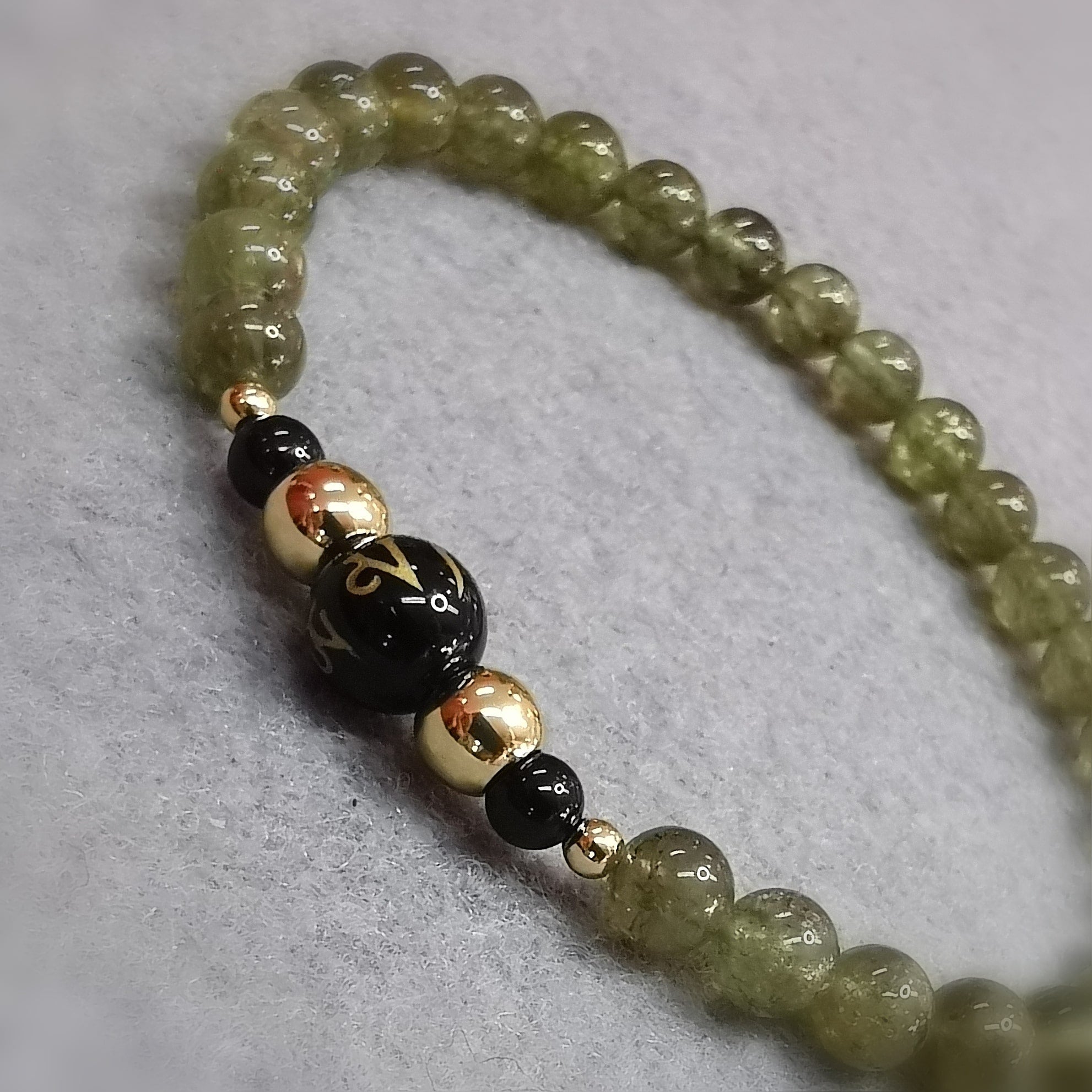 Prehnit & Achat Om Mani Padme Hum Karma Edelstein Armband – Herzöffnung, Schutz & Bewusstsein