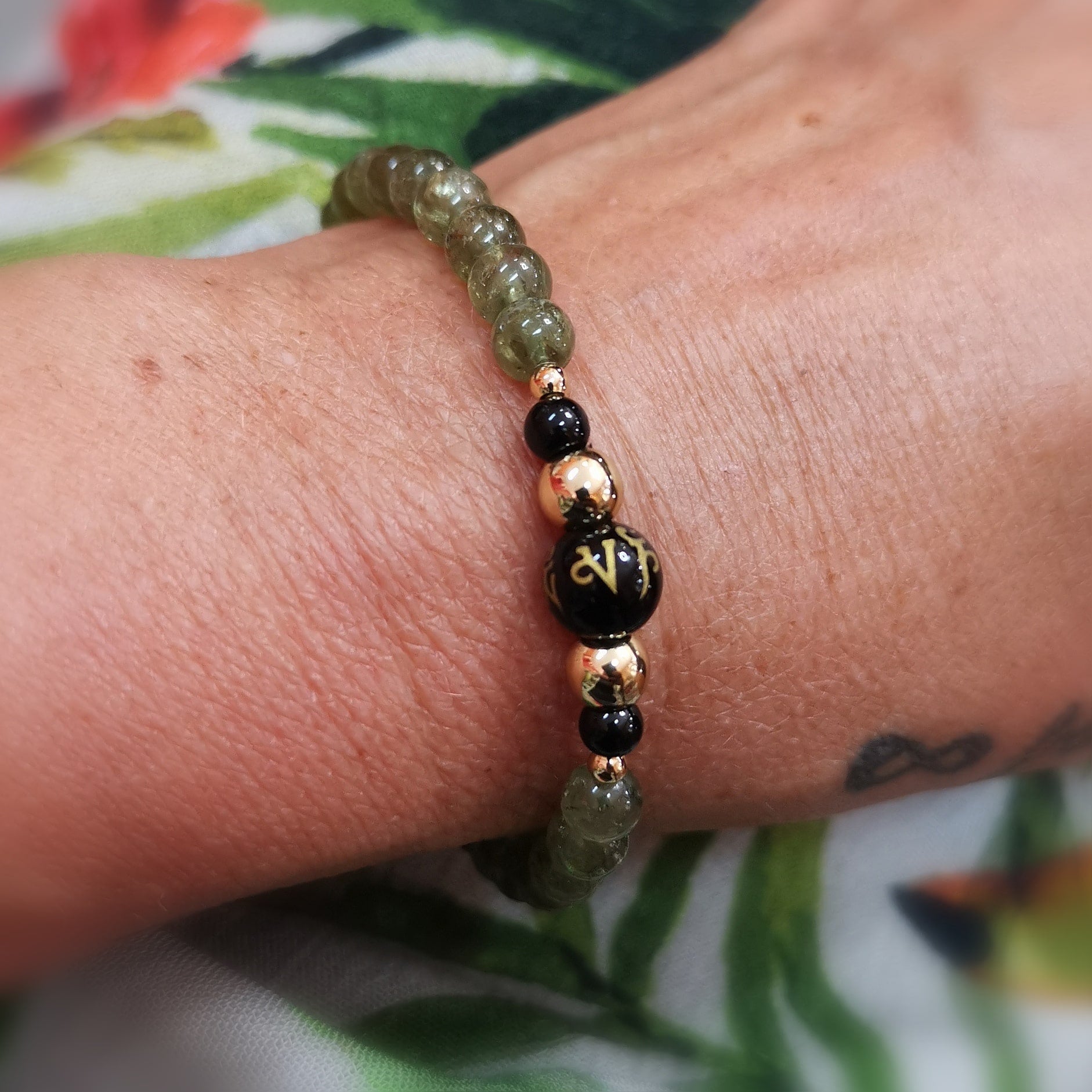 Prehnit & Achat Om Mani Padme Hum Karma Edelstein Armband – Herzöffnung, Schutz & Bewusstsein