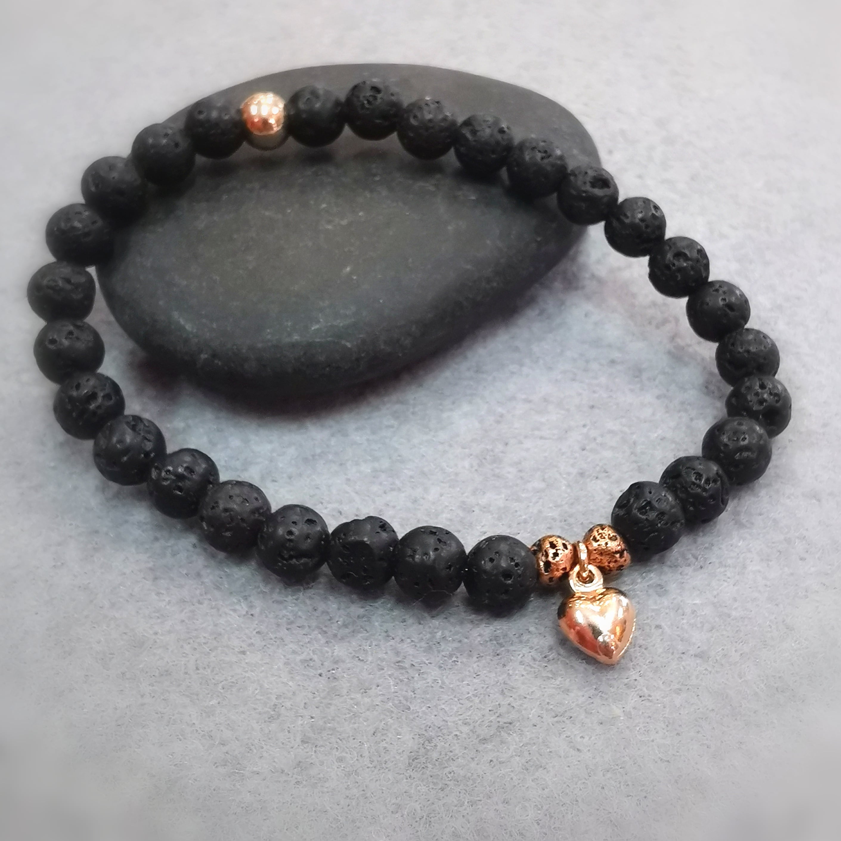 Schwarzes Lava Armbändchen mit Herz, Karma Armband geweiht – Liebe & Kraft
