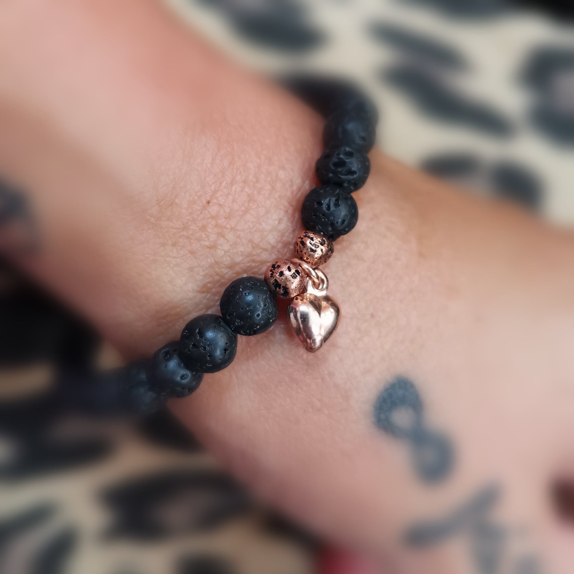 Schwarzes Lava Armbändchen mit Herz, Karma Armband geweiht – Liebe & Kraft