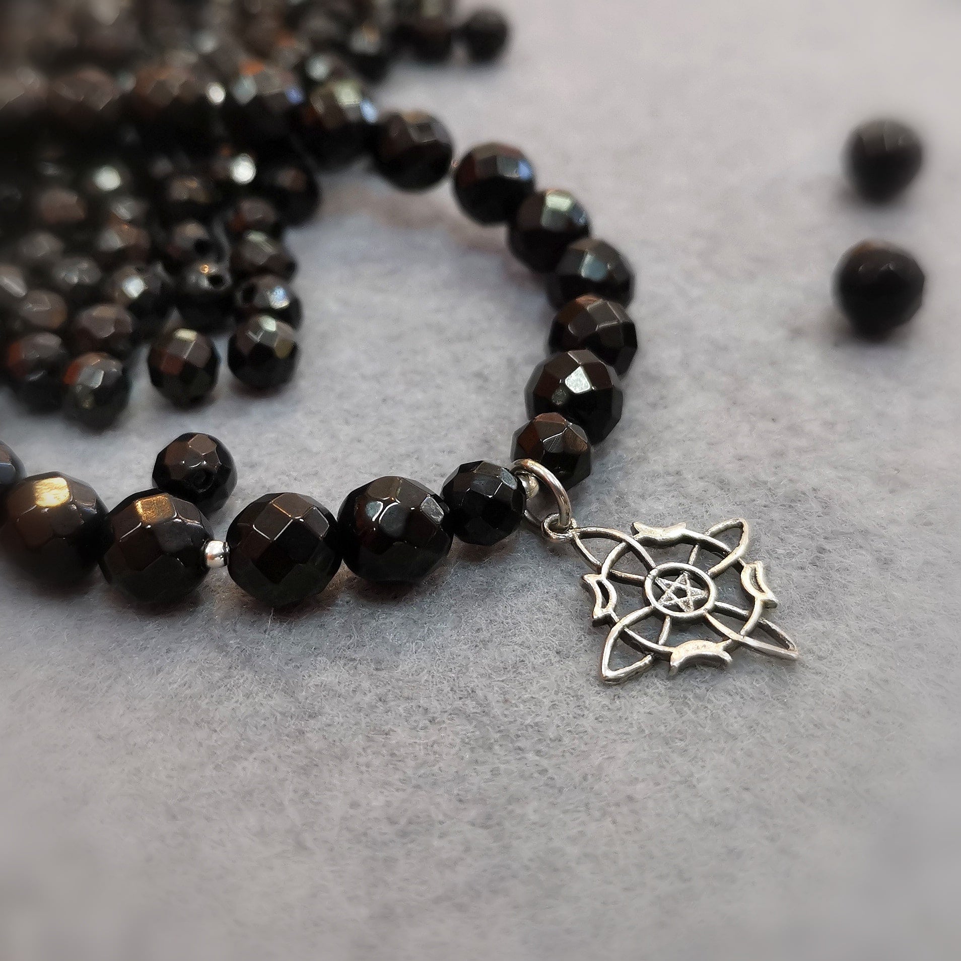 Gagat Hexenknoten Edelstein Karma Armband – Anti-Stress, Erdung & Schutz