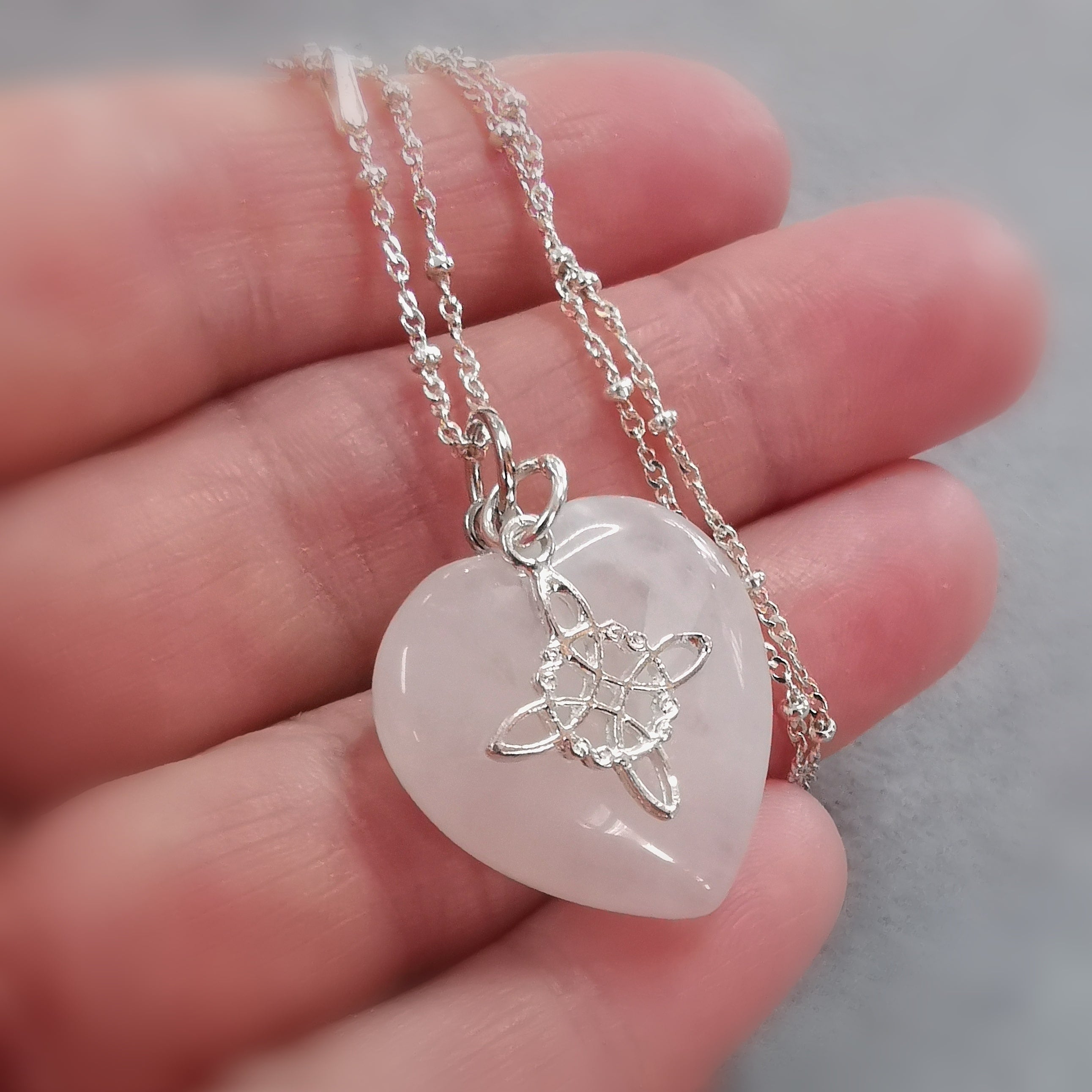Rosenquarz Hexenknoten Edelstein Karma Kette – weibliche Kraft & Herzöffnung