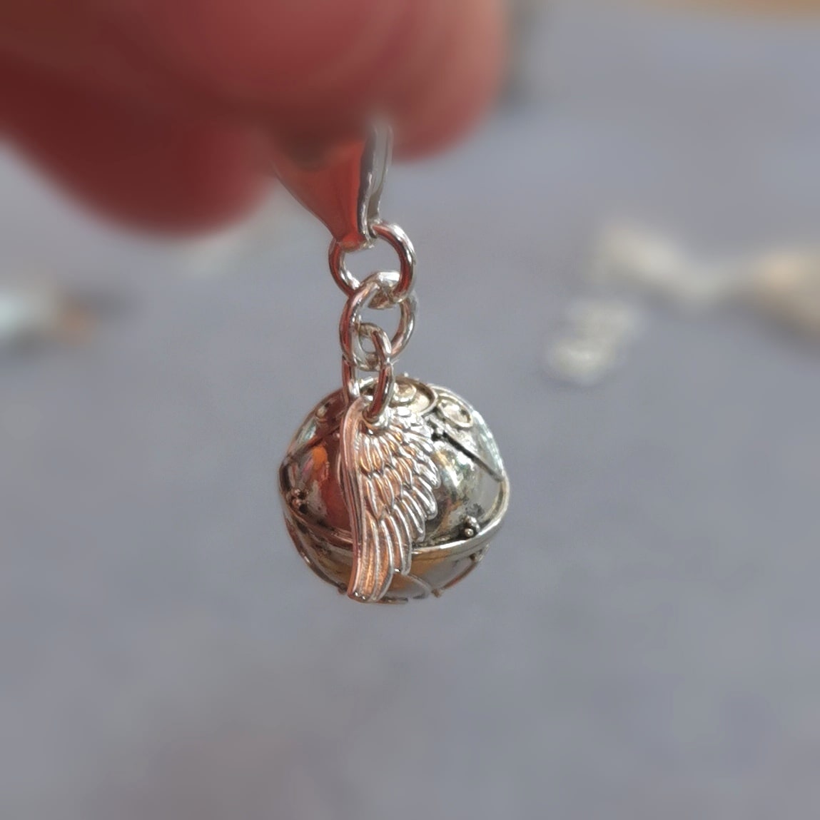 Engelsrufer Engelsflügel Charm Anhänger – geweiht für Vertrauen, Schutz & Liebe