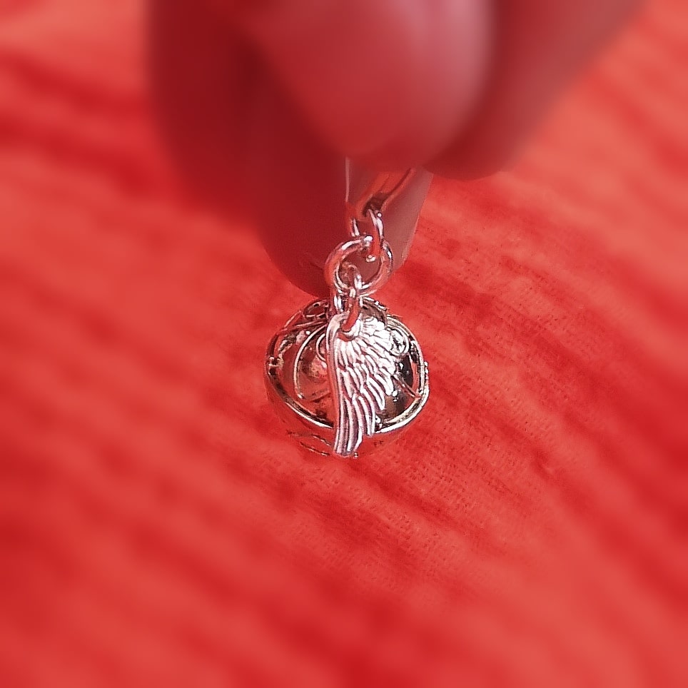 Engelsrufer Engelsflügel Charm Anhänger – geweiht für Vertrauen, Schutz & Liebe