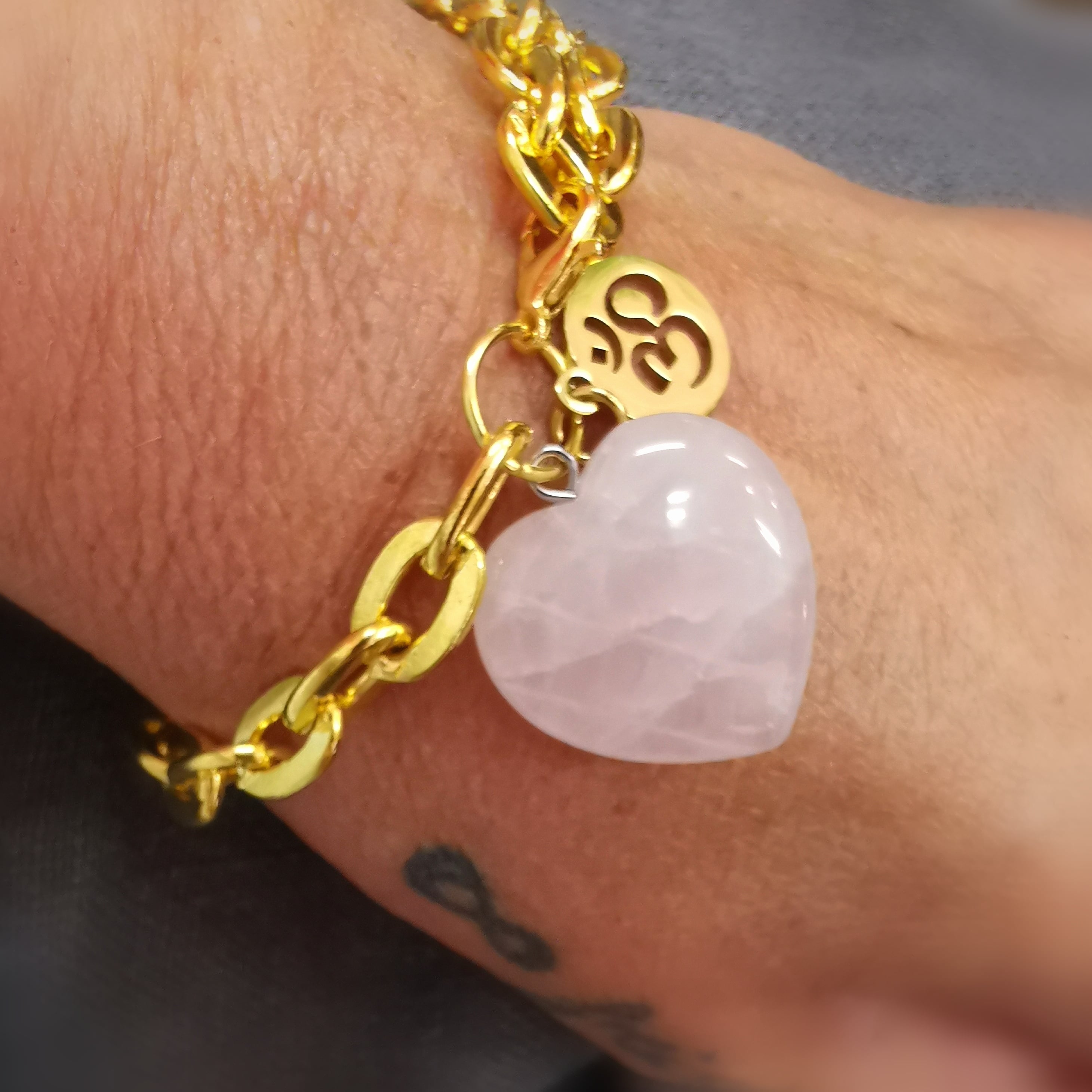 💗 Rosenquarz Herz OM Edelstein Karma Armband Gold – geweiht für Liebe, Licht & Herzöffnung