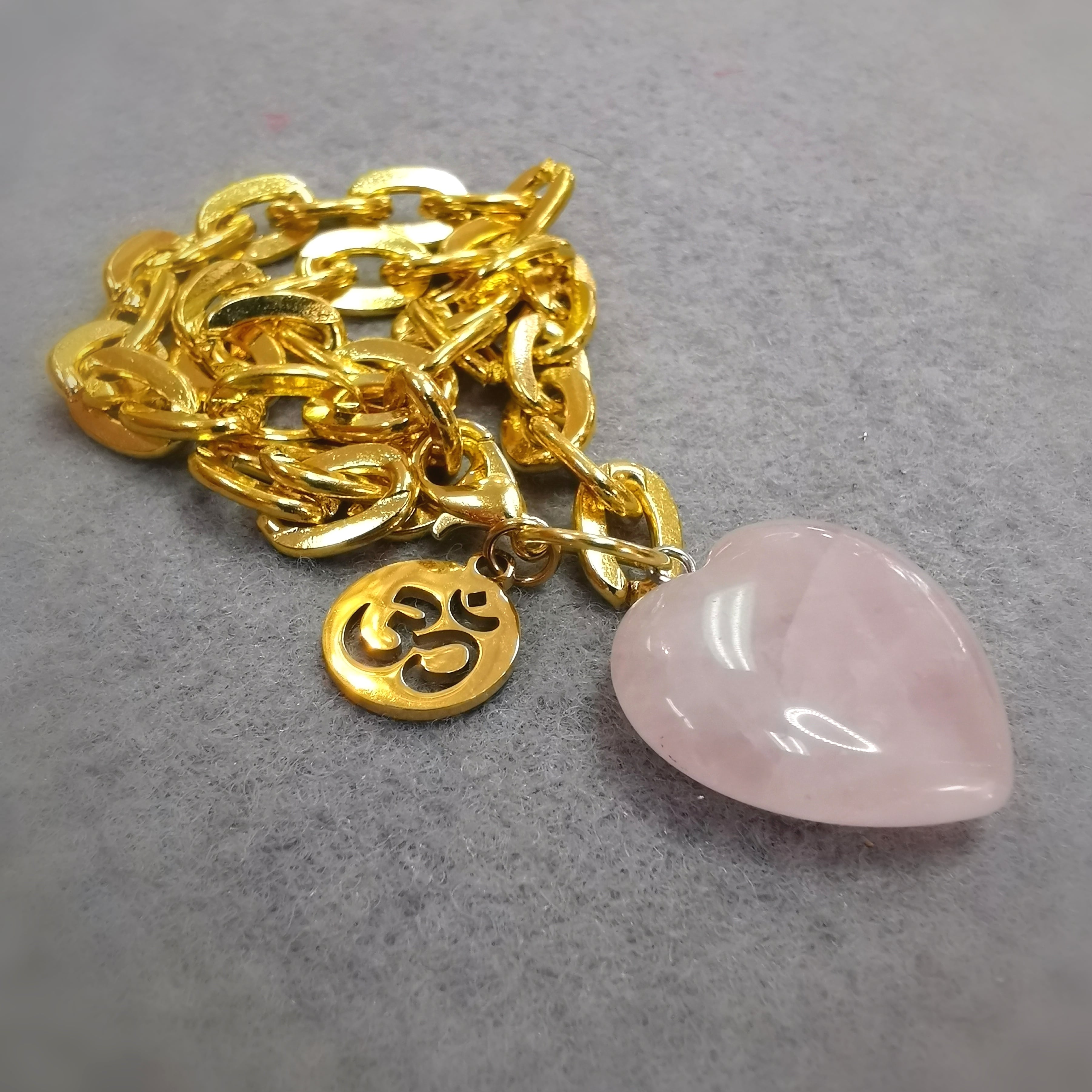 💗 Rosenquarz Herz OM Edelstein Karma Armband Gold – geweiht für Liebe, Licht & Herzöffnung