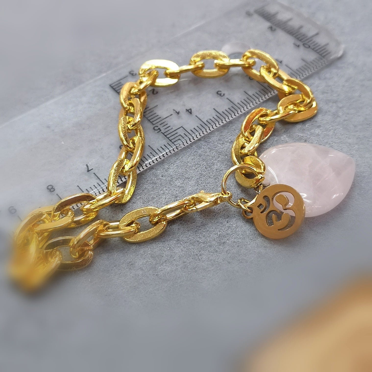 💗 Rosenquarz Herz OM Edelstein Karma Armband Gold – geweiht für Liebe, Licht & Herzöffnung