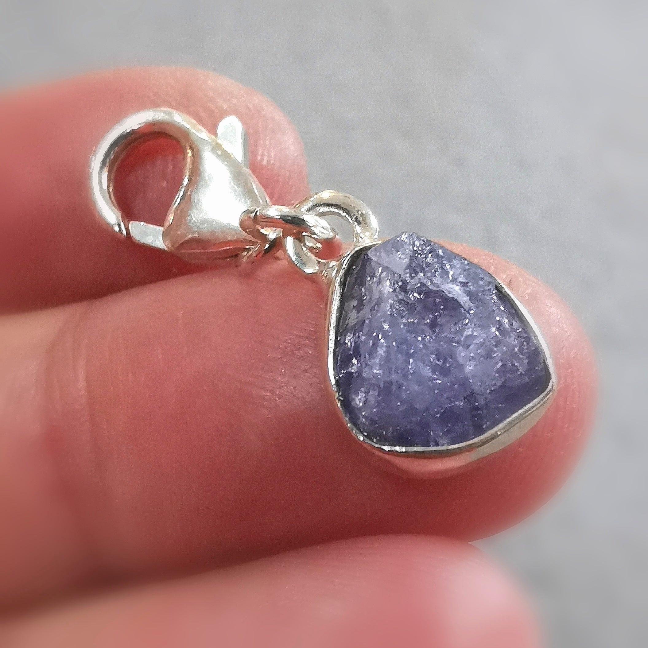 Tansanit Edelstein Charm Karabiner Anhänger – geweiht für Optimismus & Selbstausdruck