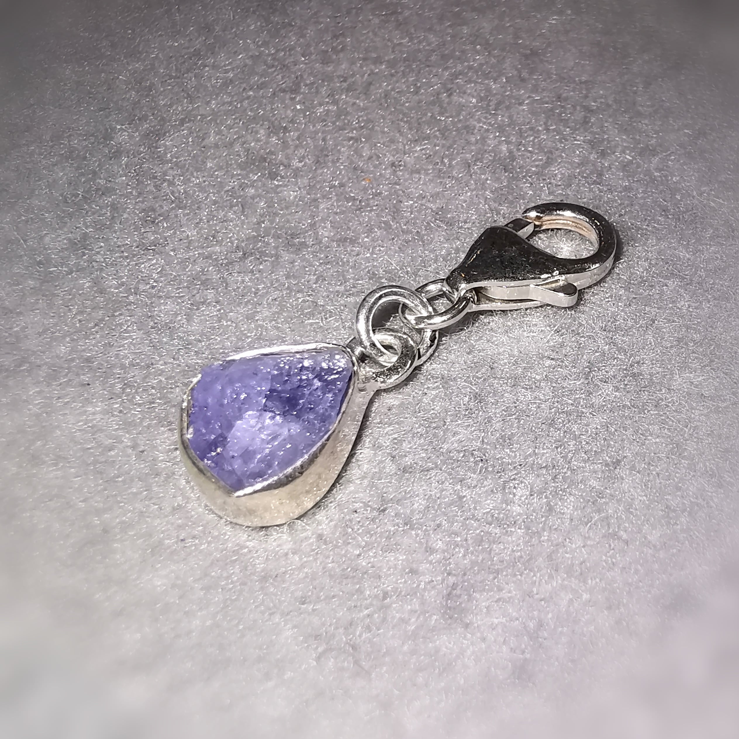Tansanit Edelstein Charm Karabiner Anhänger – geweiht für Optimismus & Selbstausdruck