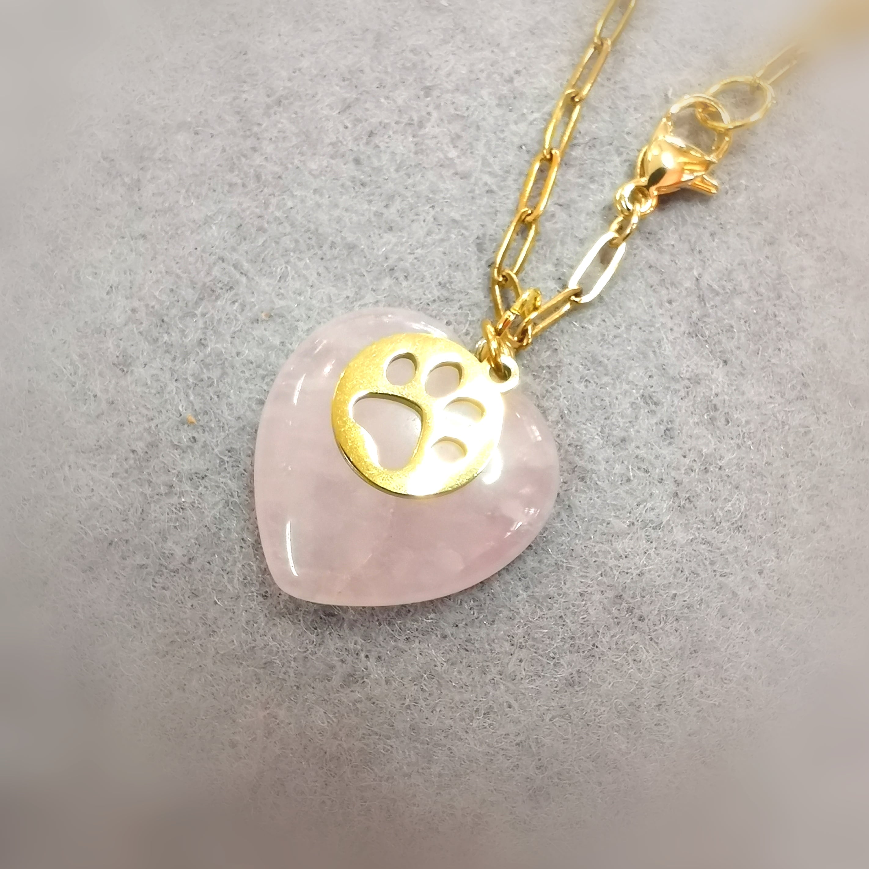 Collar de oro con forma de animal del alma y piedra preciosa de cuarzo rosa en forma de corazón: consagrado para el amor, la comodidad y la apertura del corazón.