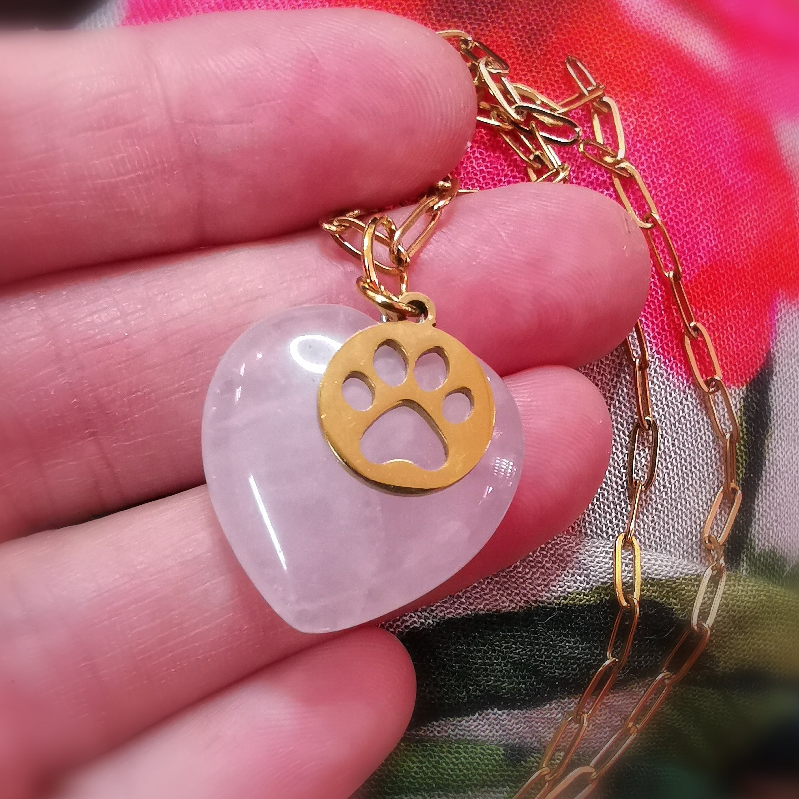 Collar de oro con forma de animal del alma y piedra preciosa de cuarzo rosa en forma de corazón: consagrado para el amor, la comodidad y la apertura del corazón.