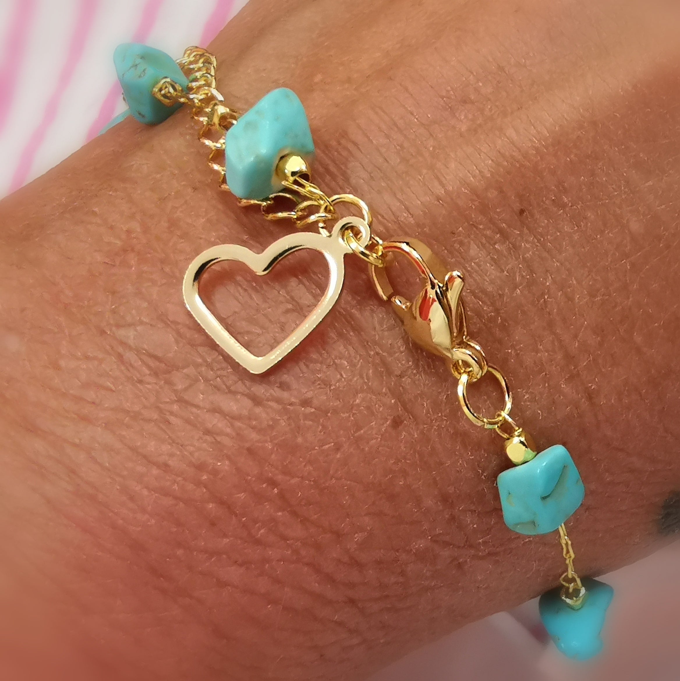 Pulsera de corazón de howlita turquesa: piedra preciosa, acero inoxidable, oro, libertad y amor