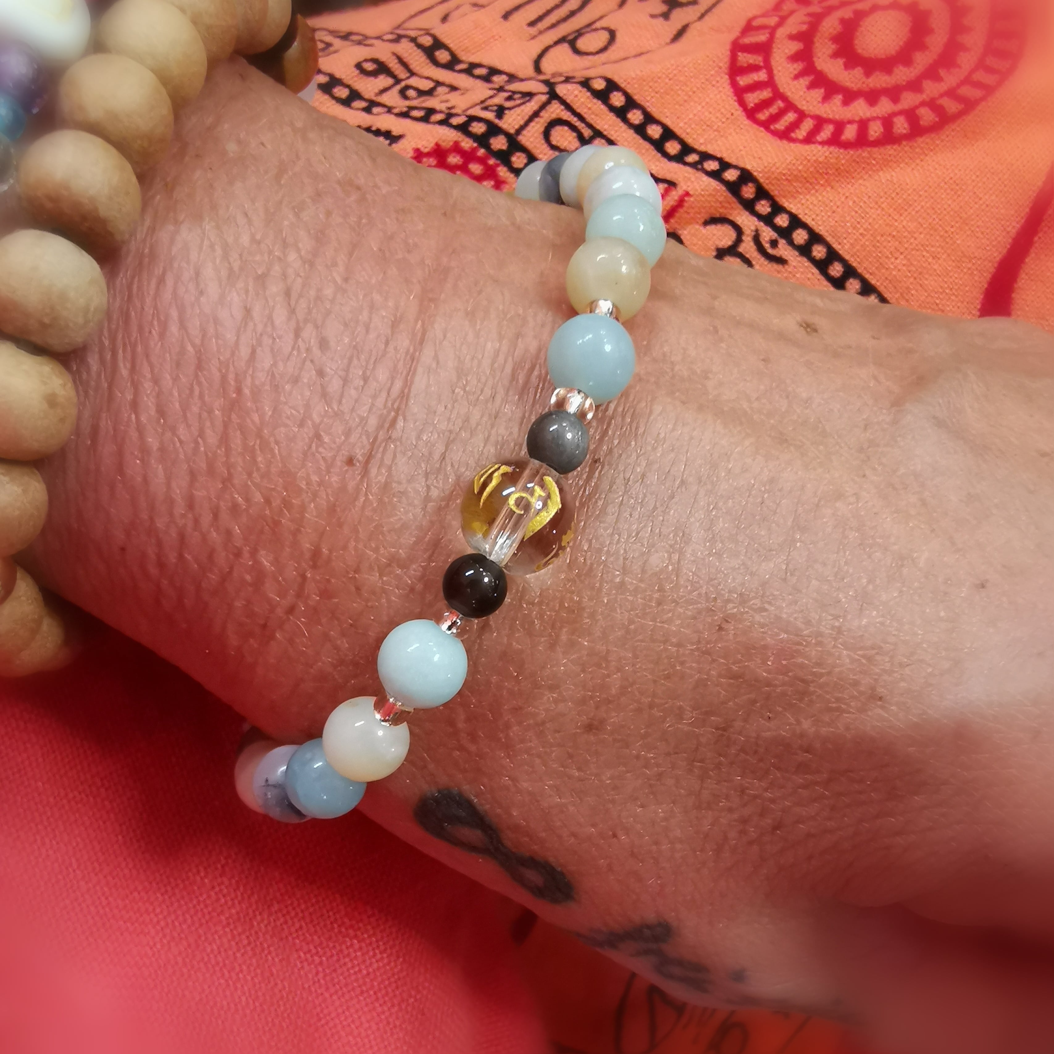 Amazonit & Turmalin Edelstein Karma Armband Om Mani Padme Hum geweiht – Selbstausdruck, Ruhe & innere Balance