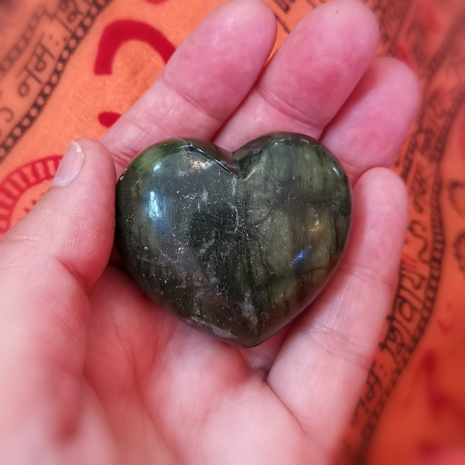 💚 Jade Herz – Nephrit Edelstein im Seidenbeutel, geweiht für Hoffnung & Gelassenheit