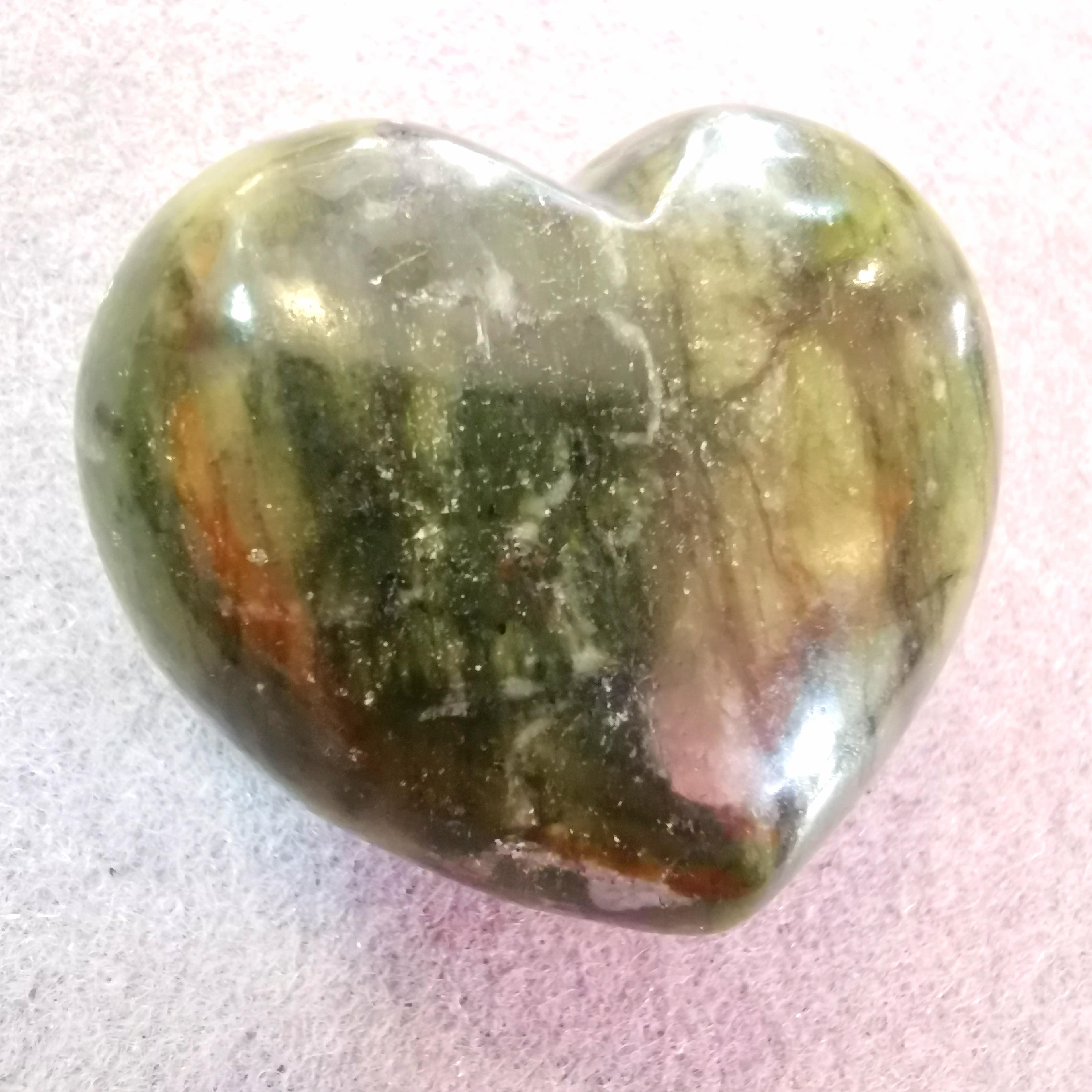 💚 Jade Herz – Nephrit Edelstein im Seidenbeutel, geweiht für Hoffnung & Gelassenheit