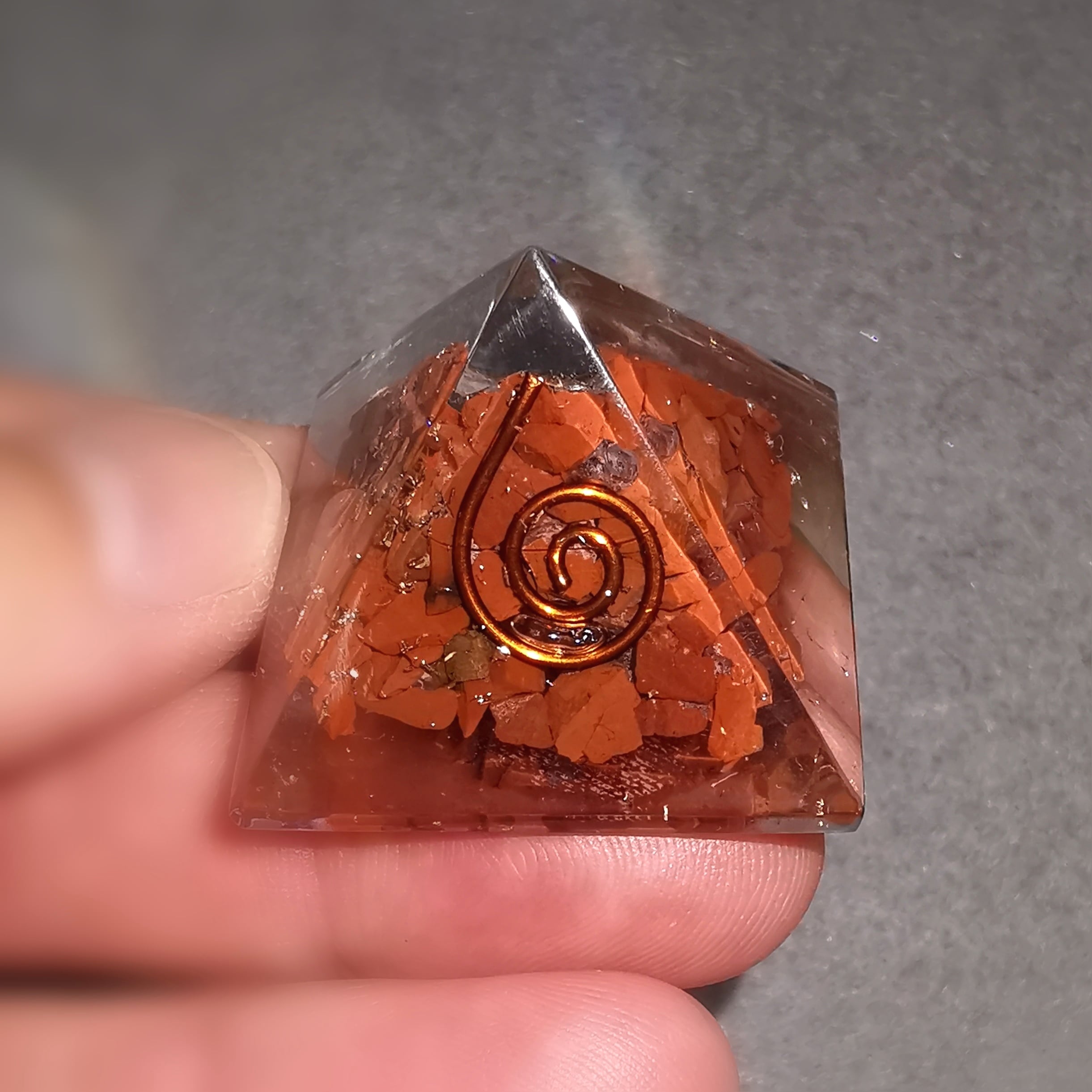 Orgonit Pyramide mit rotem Jaspis – geweiht für Stabilität, Mut & Lebensenergie