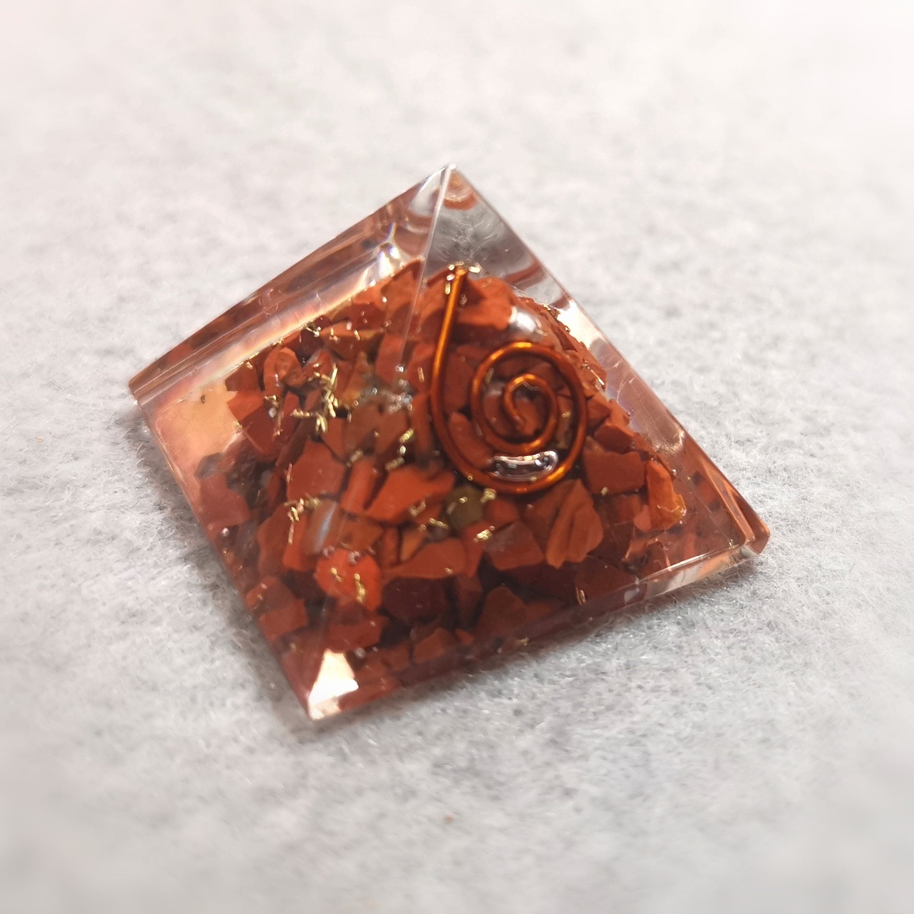 Orgonit Pyramide mit rotem Jaspis – geweiht für Stabilität, Mut & Lebensenergie