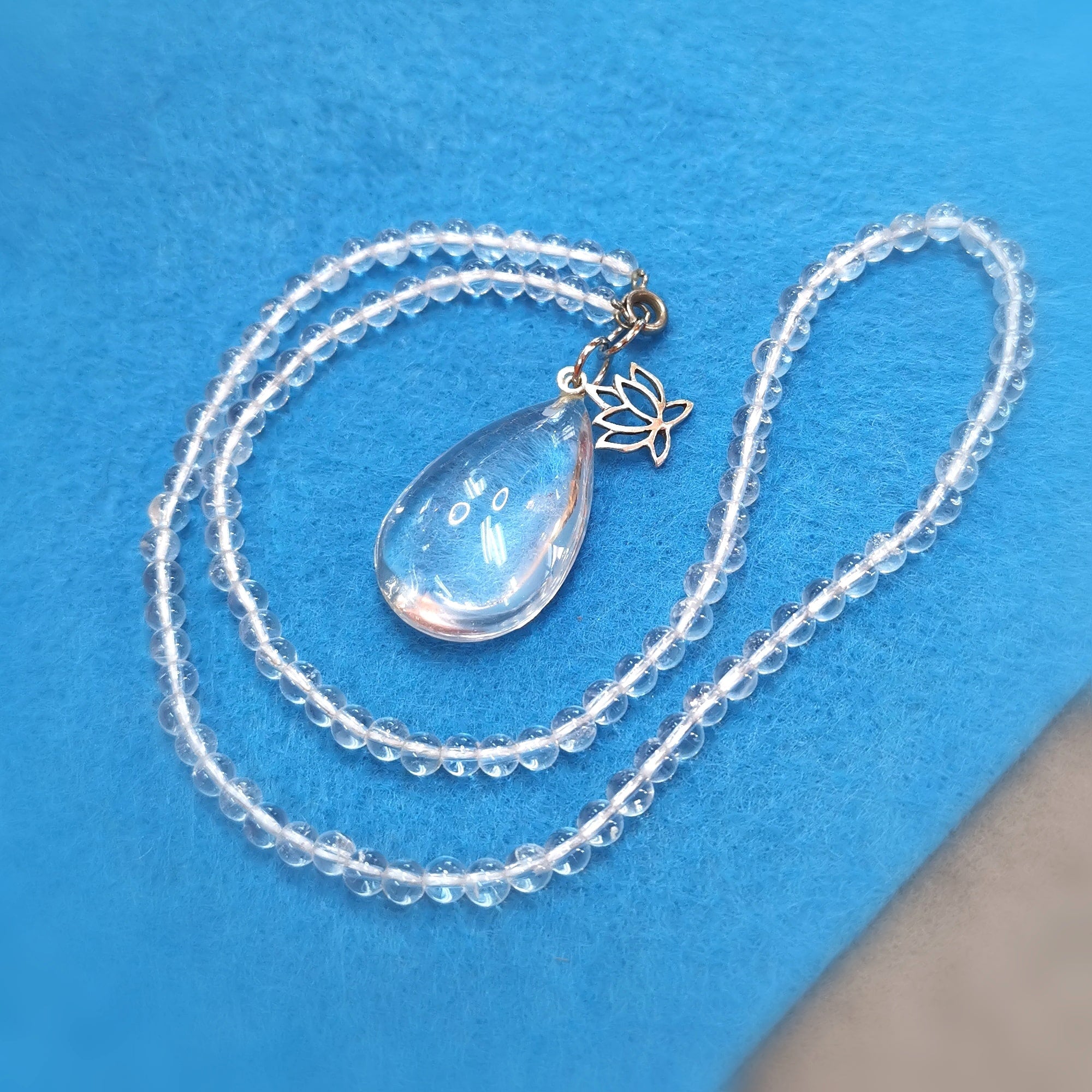 Bergkristall Heilstein Kette mit Lotus – geweiht für Eigenliebe, Klarheit & Selbstentfaltung