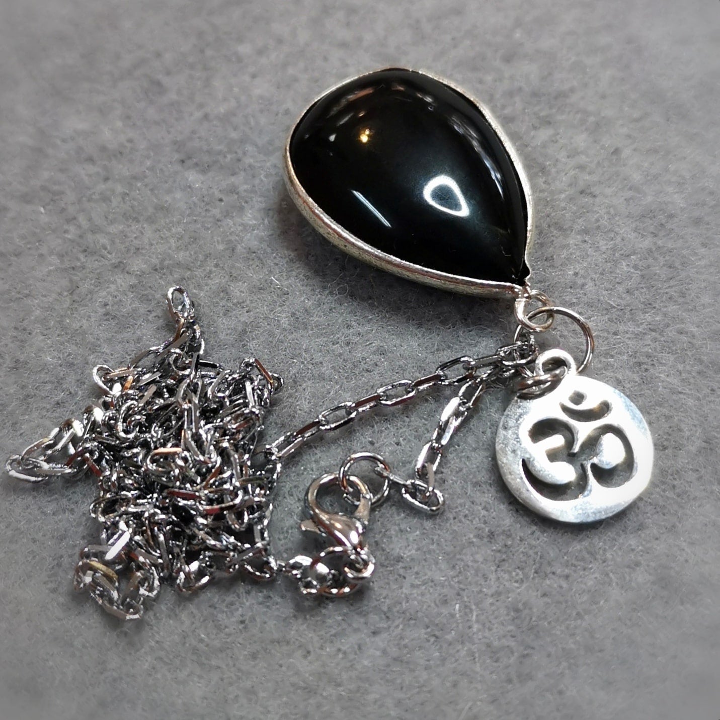 Obsidian Tropfen OM Edelstahl Heilstein Karma Kette – geweiht für Schutz & Bewusstsein