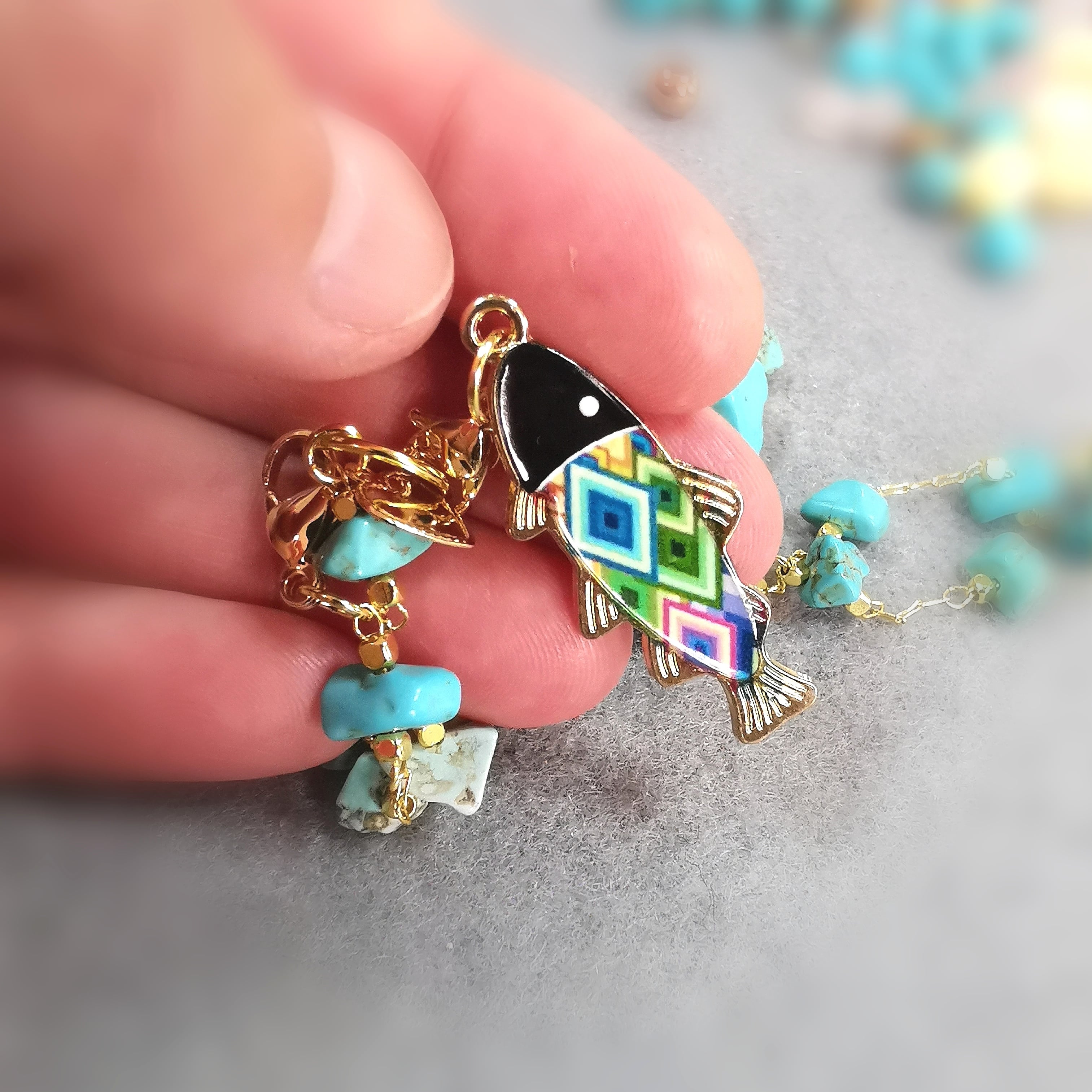 🐟 Glücksfisch Kette – Türkis Magnesit Edelstein, geweiht für Freiheit, Schutz & Freigeist