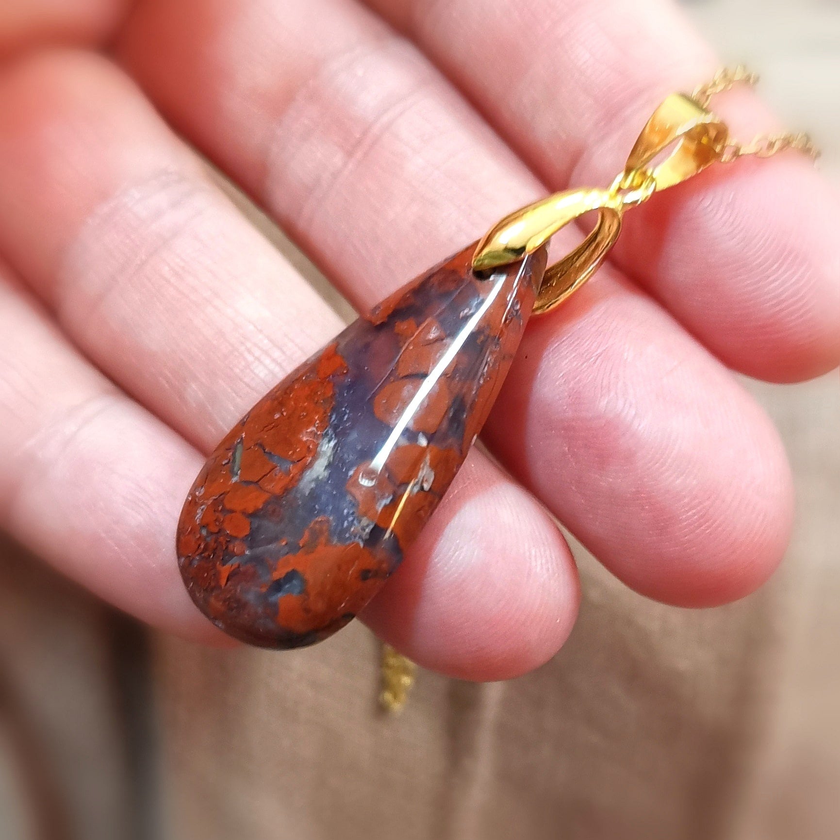 Roter Jaspis Edelstein Karma Kette Edelstahl Gold – geweiht für Kraft, Erdung & Lebensenergie