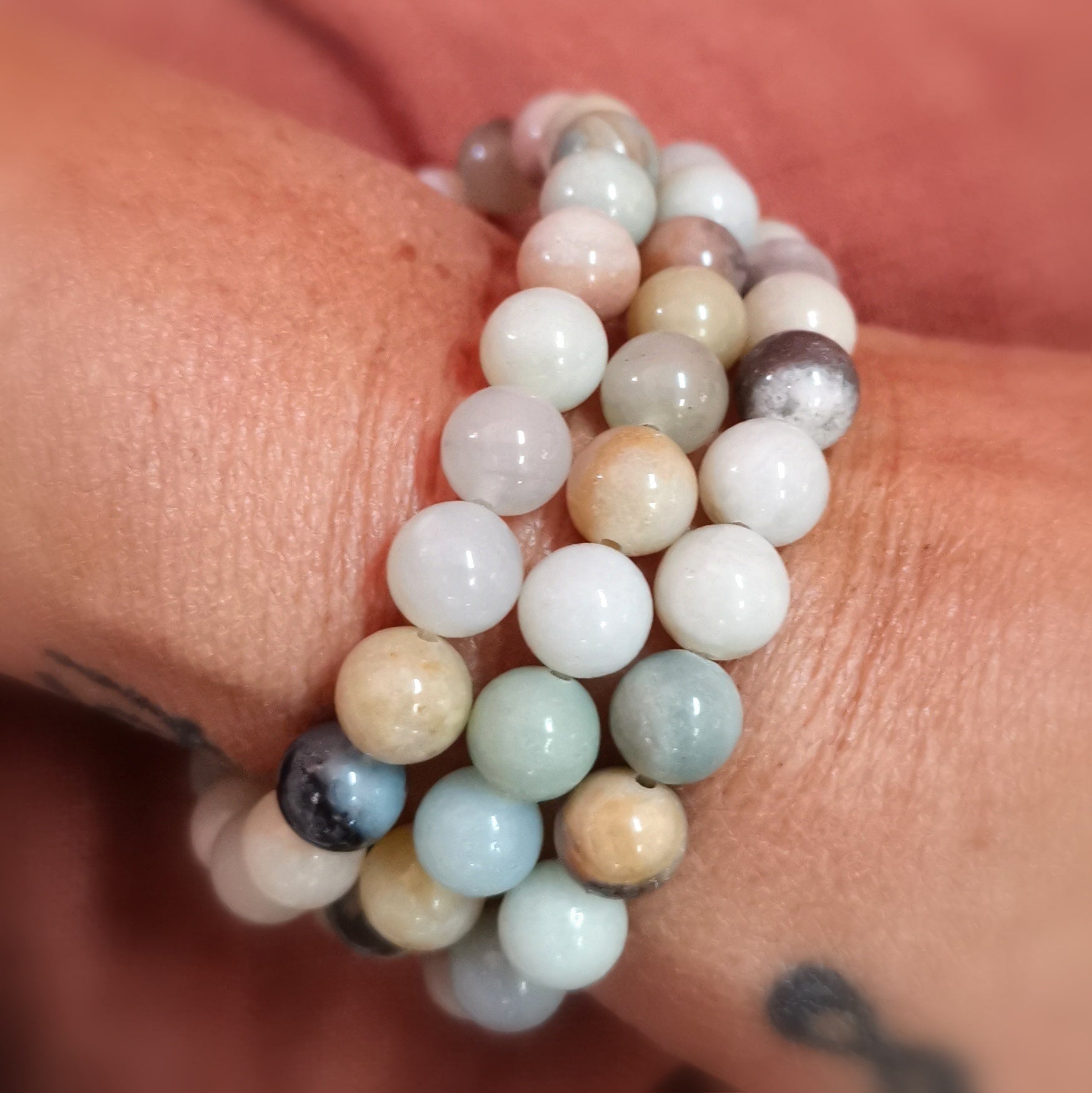 Pulsera clásica de amazonita con piedras preciosas de chakras: consagrada para la serenidad, la autoexpresión y el equilibrio interior.