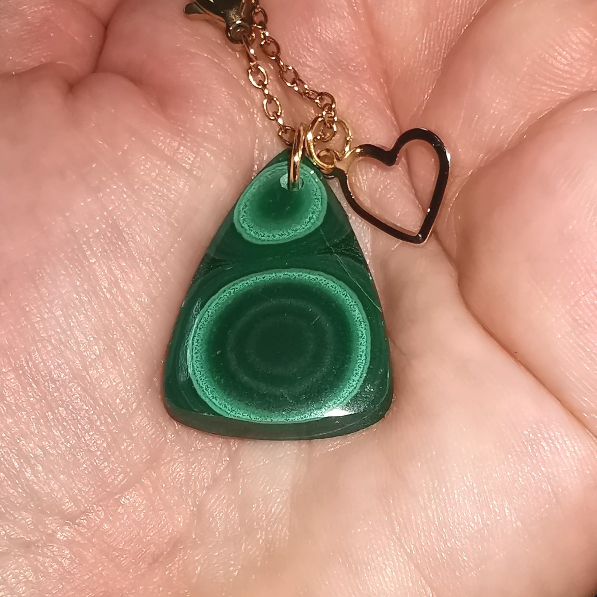 Malachit Tropfen Karma Kette mit Herz-Charm – geweiht für Herzöffnung & innere Balance