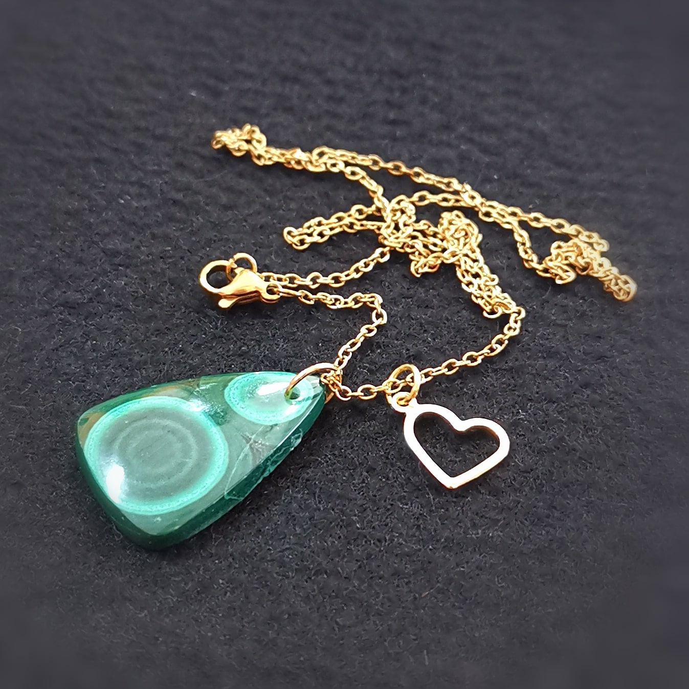 Malachit Tropfen Karma Kette mit Herz-Charm – geweiht für Herzöffnung & innere Balance